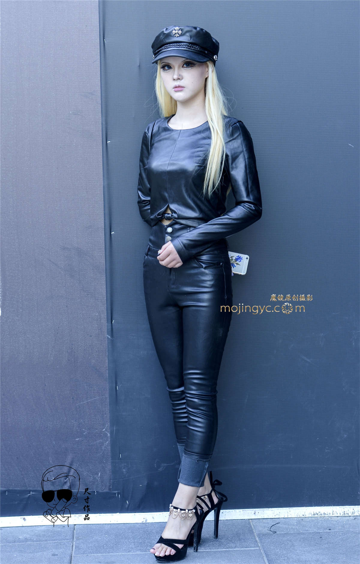 金发碧眼皮裤高跟鞋的美女-日更街拍