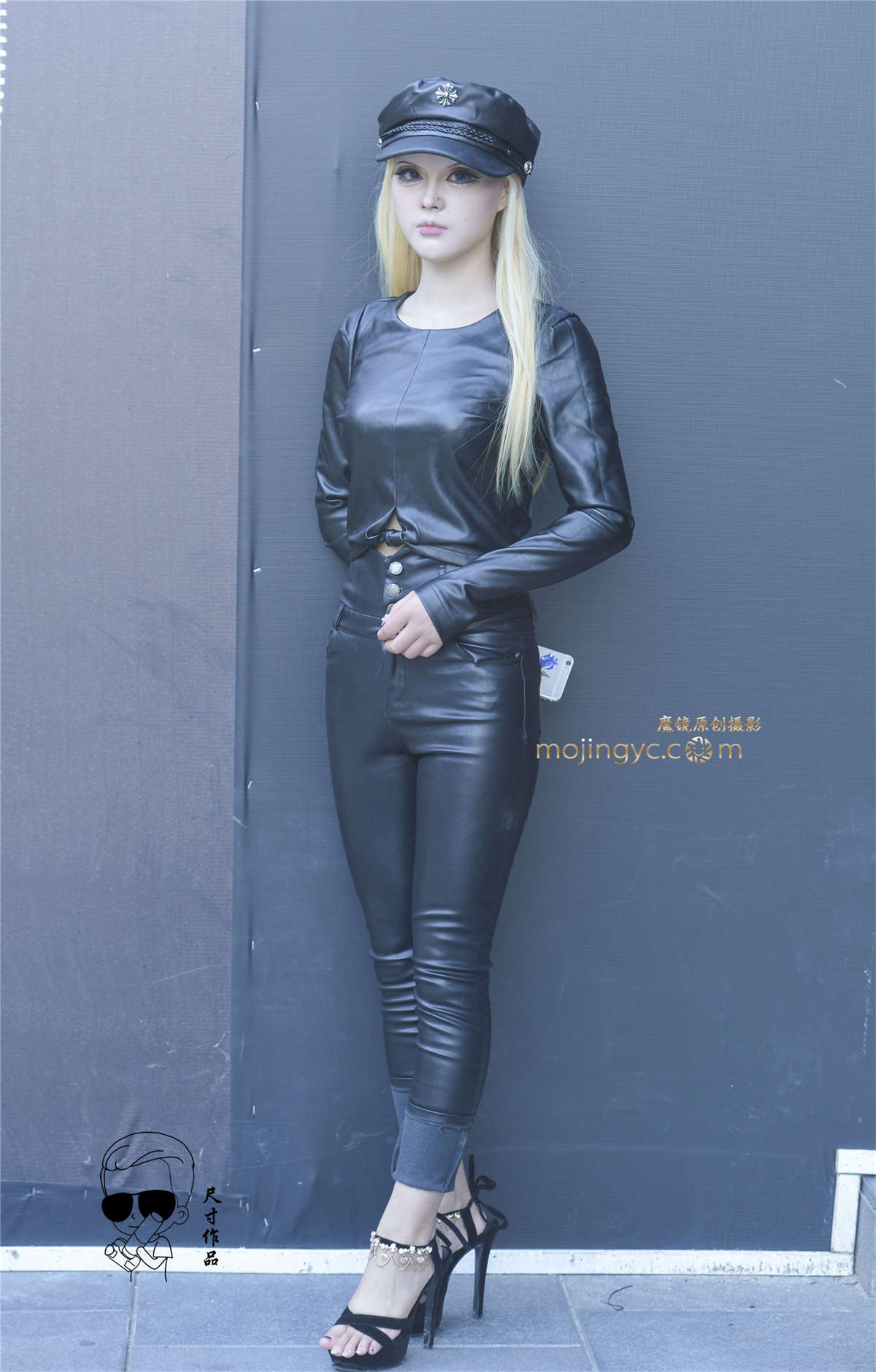 图片[2]-金发碧眼皮裤高跟鞋的美女-日更街拍