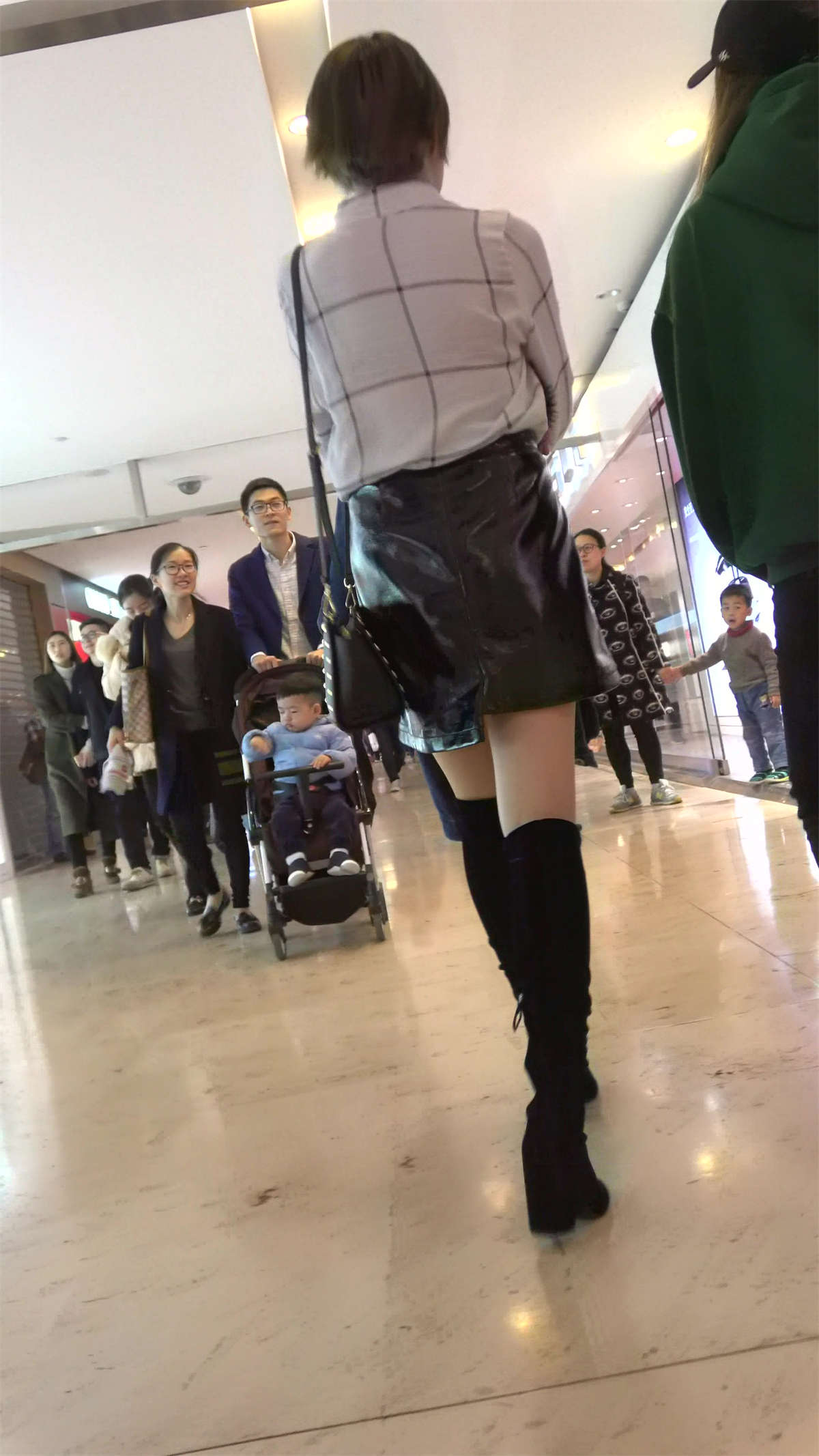 图片[2]-皮裤美腿街拍美女两位-日更街拍