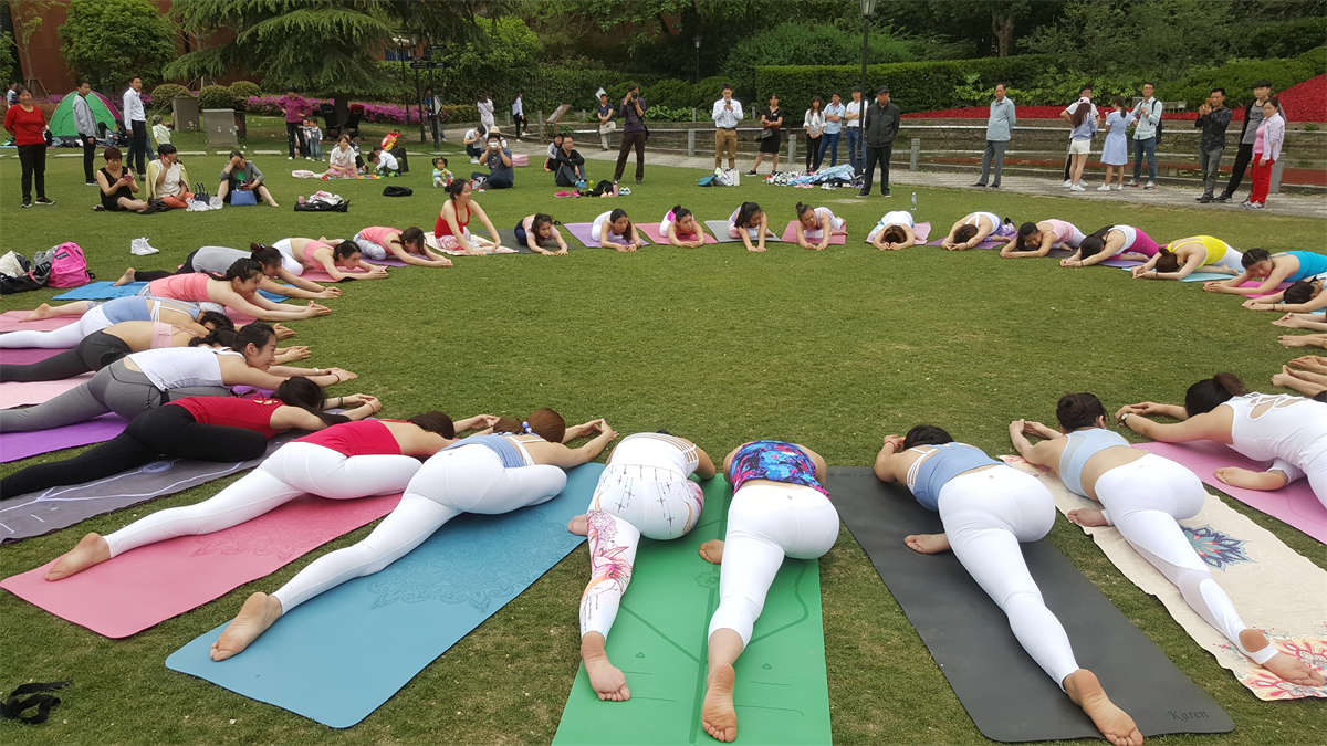 图片[2]-踏青公园街拍系列No.663 30个靓妹赤脚练瑜珈，就挑最好看的那个拍 第2套-日更街拍