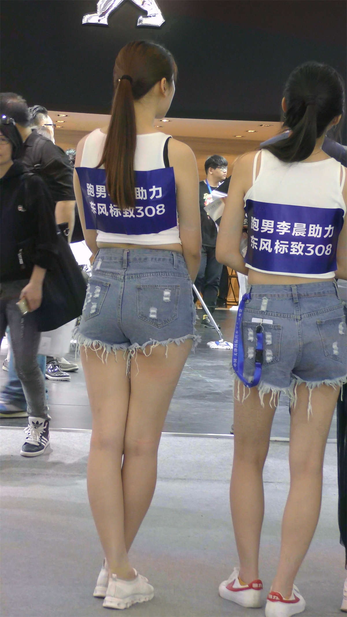 车展发传单的高腰碎边热裤美腿-日更街拍