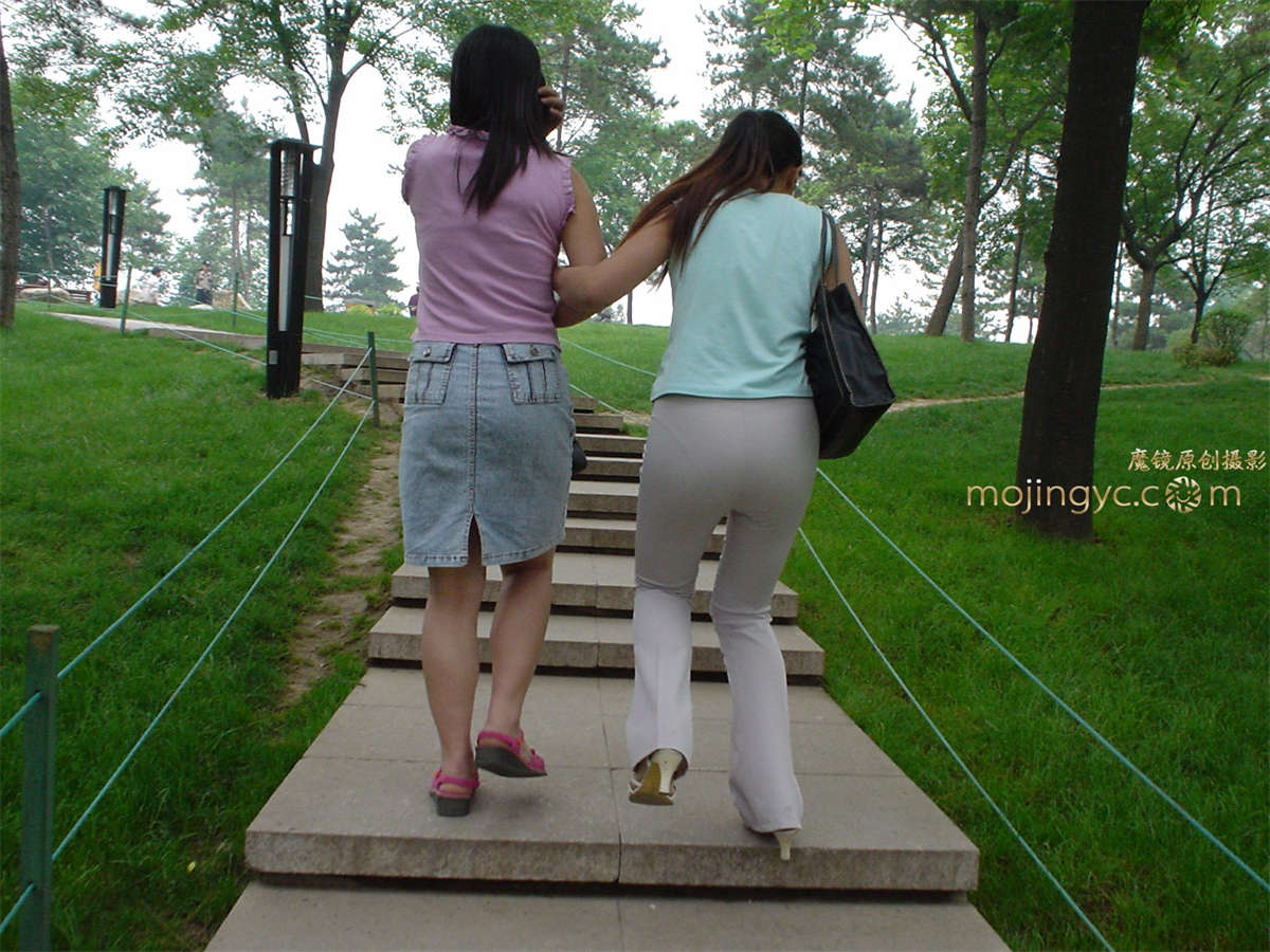 2016-10-11米色超薄紧身裤肥臀少妇26张-日更街拍