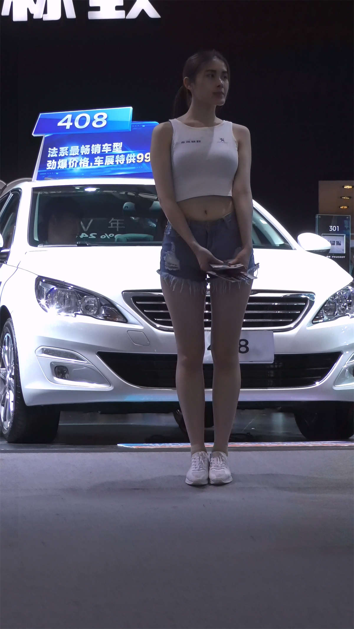 图片[2]-车展发传单的高腰碎边热裤美腿-日更街拍