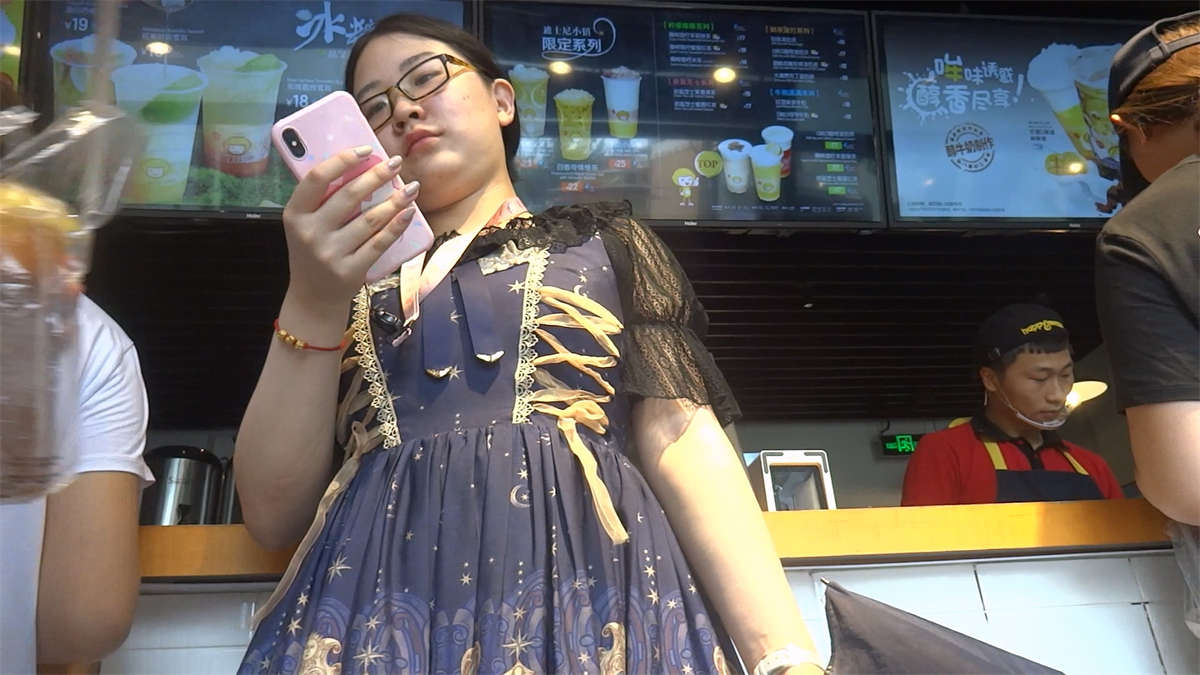 图片[2]-眼镜少妇-日更街拍