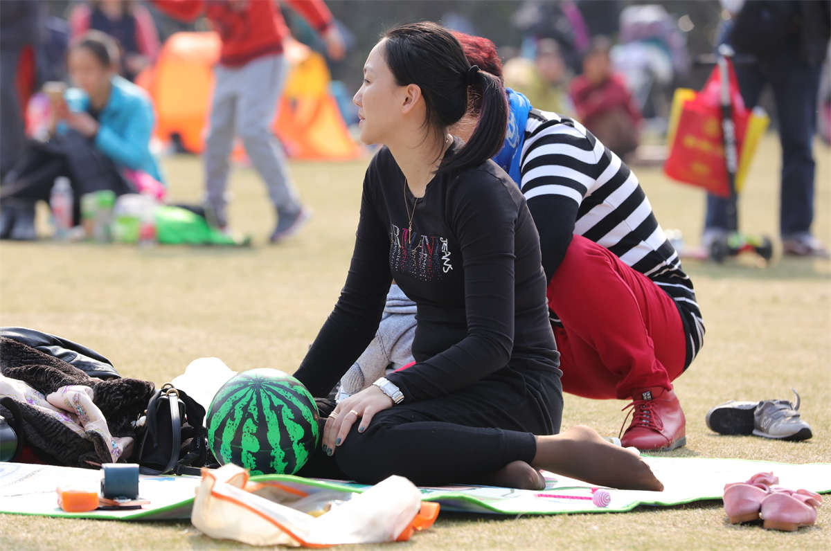 图片[2]-踏青公园街拍系列No.664 不多见的棕色丝袜，衬托出少妇的优雅-日更街拍