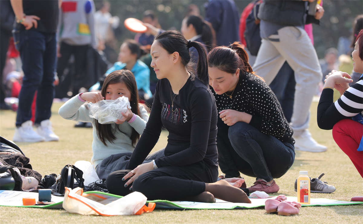 踏青公园街拍系列No.664 不多见的棕色丝袜，衬托出少妇的优雅-日更街拍