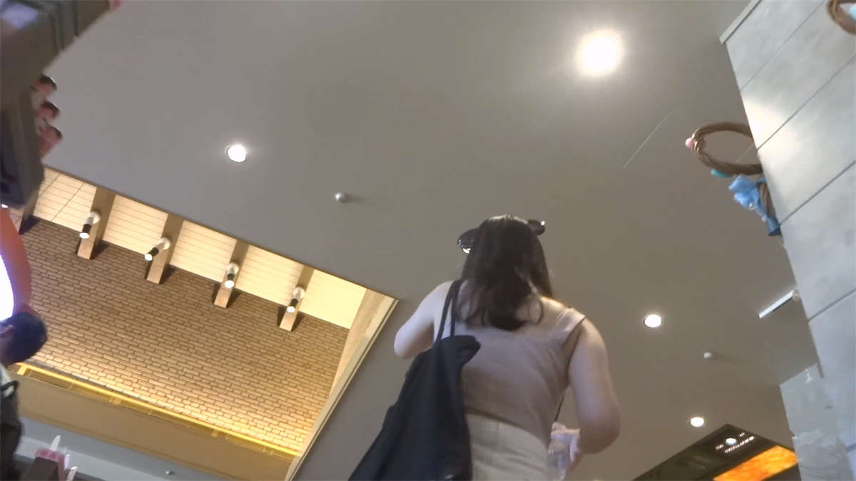 超短高腰牛仔热裤美臀小姐姐-日更街拍