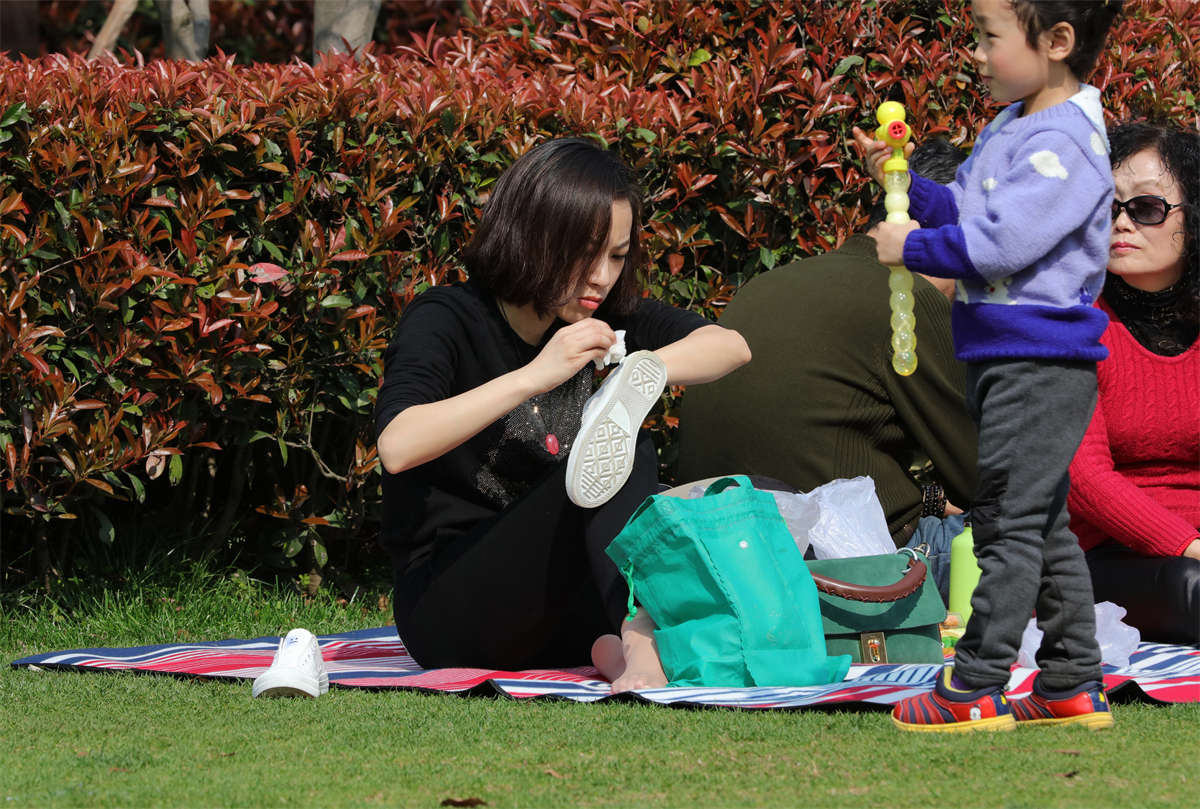 图片[2]-踏青公园街拍系列No.665 爱穿肉丝的少妇两年后再出场，人更优雅脚更幼滑-日更街拍