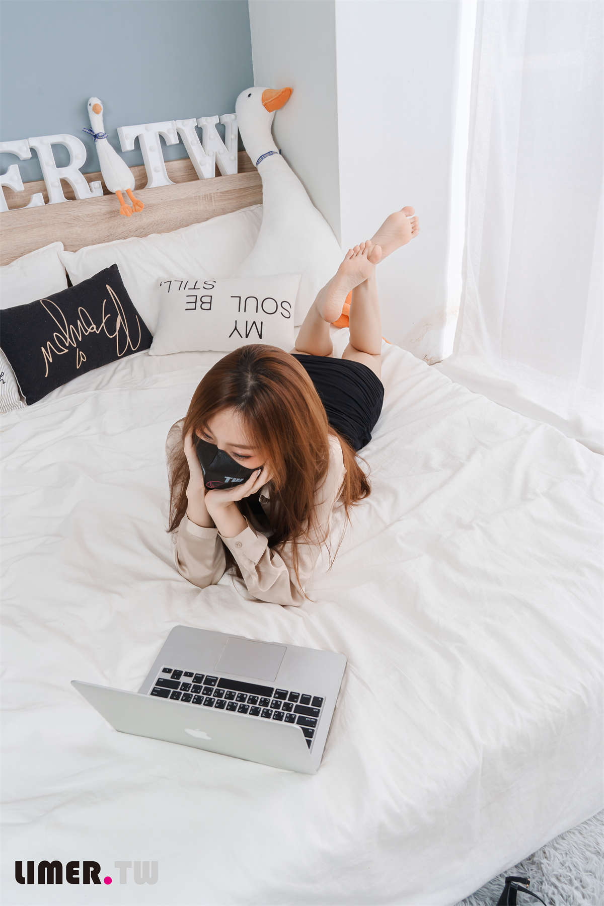 图片[2]-Limerence原创 No.51 語葳女神 OL 床上办公 极品嫩足桌下露出-日更街拍