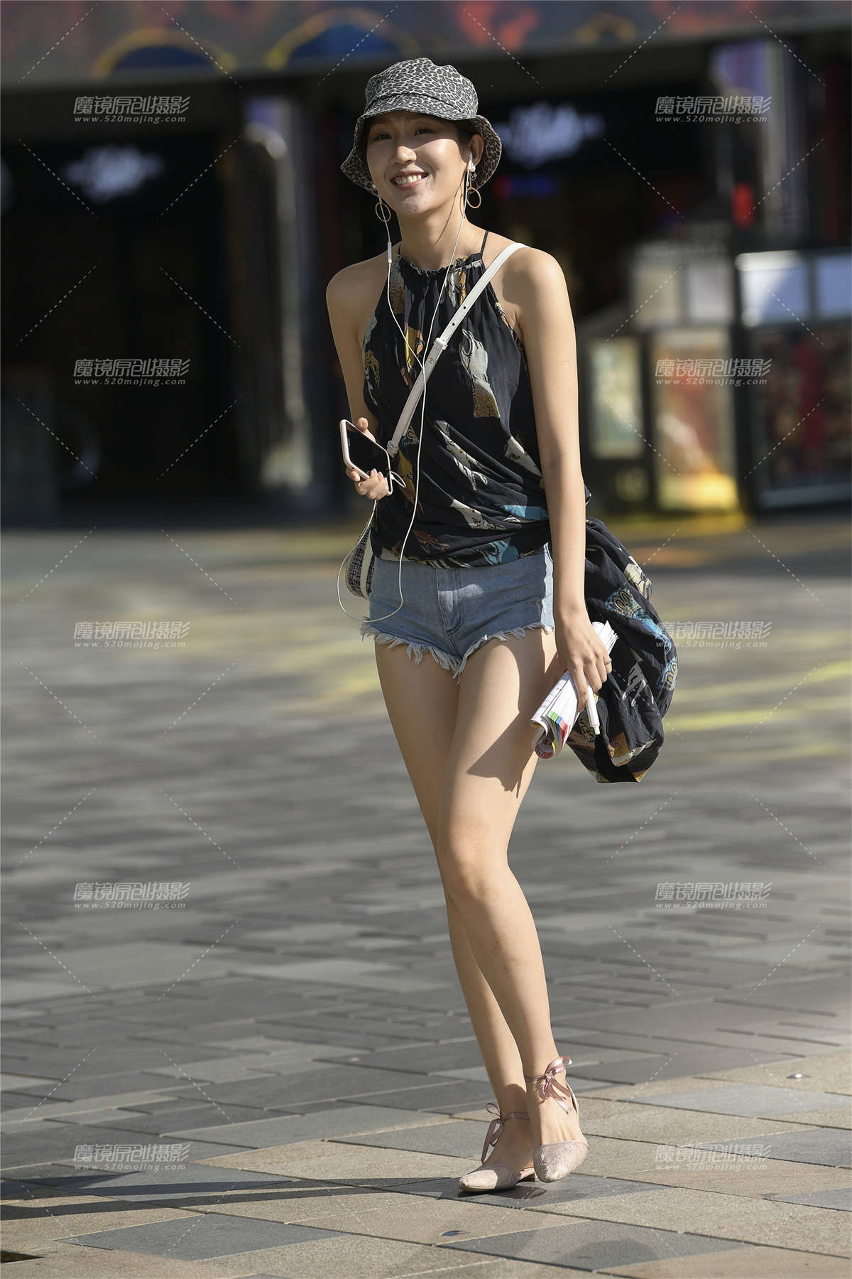 长腿热裤美丽动人-日更街拍