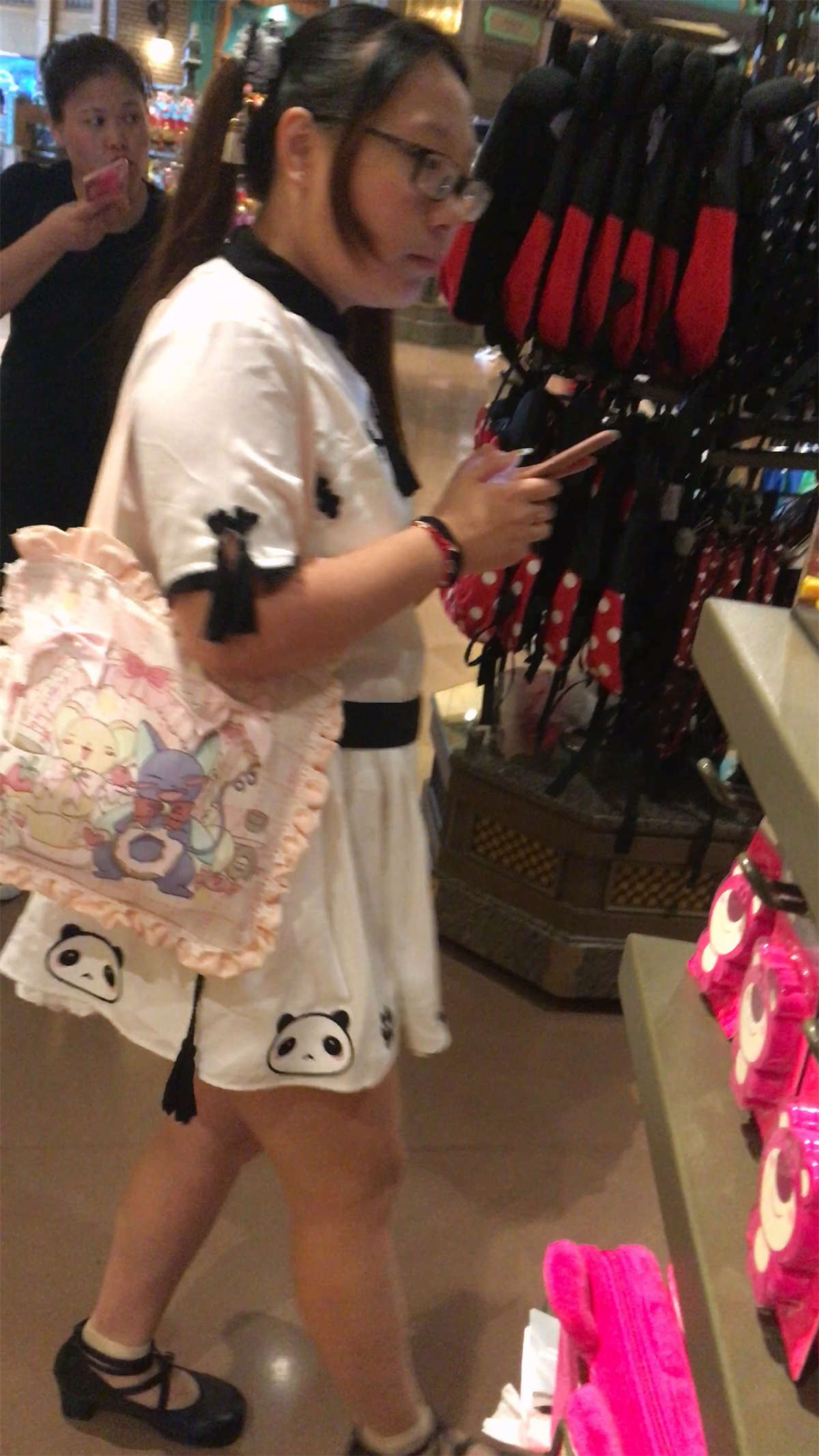 等朋友买东西的白裙眼镜妹-日更街拍