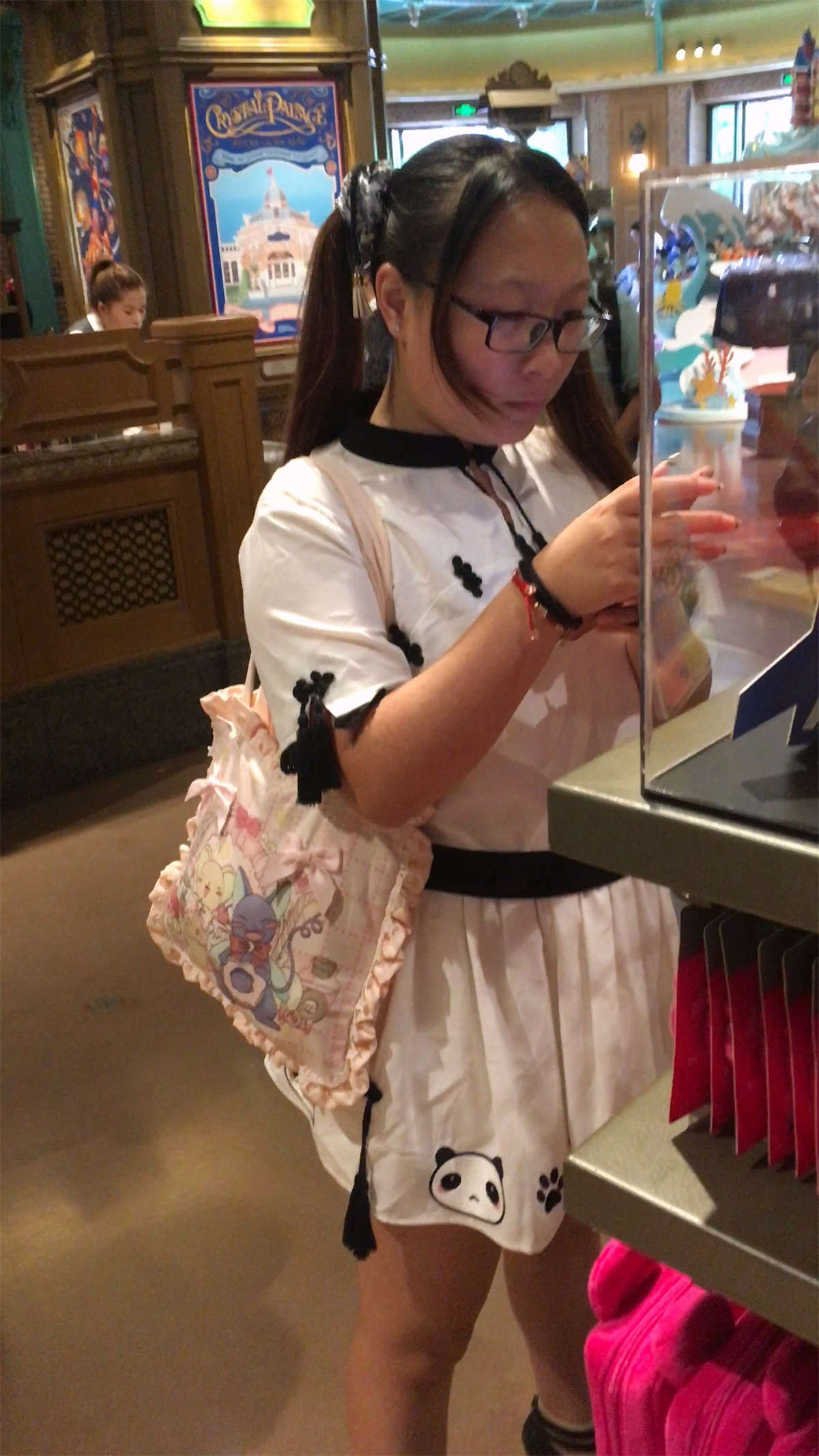 图片[2]-等朋友买东西的白裙眼镜妹-日更街拍