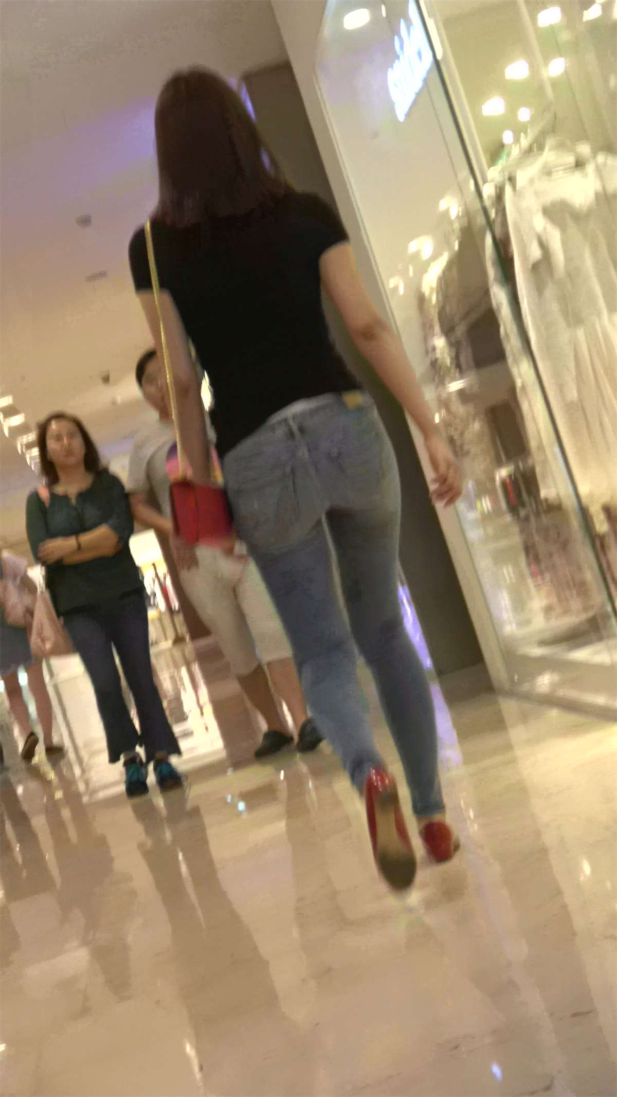 黑T恤极品美腿街拍紧身蓝色牛仔裤美女-日更街拍