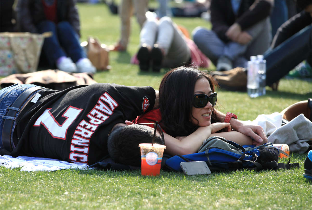 图片[2]-踏青公园街拍系列No.152 高分美女足底翻身即过，给了机会就要抓住-日更街拍