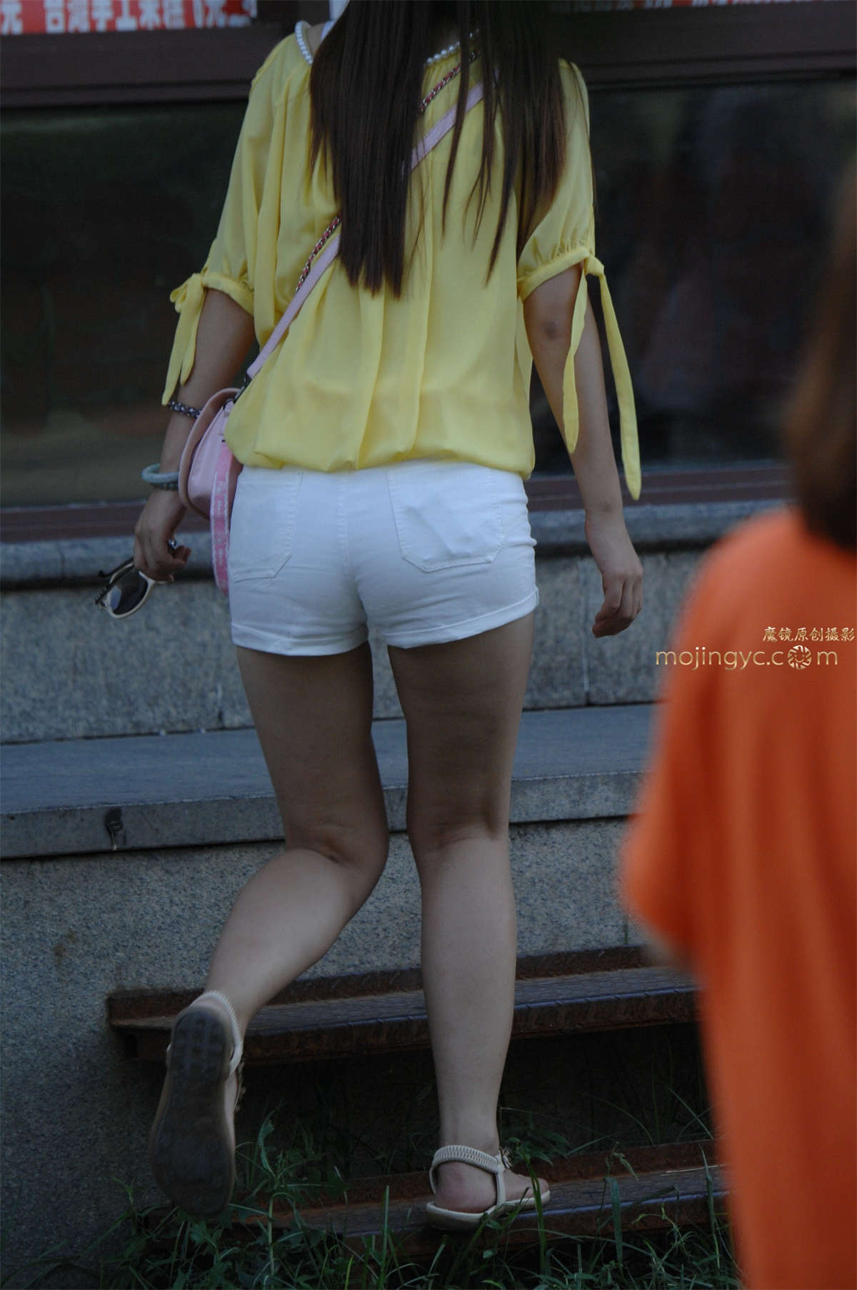 图片[2]-2016-10-11上台阶白短裤少妇12张-日更街拍