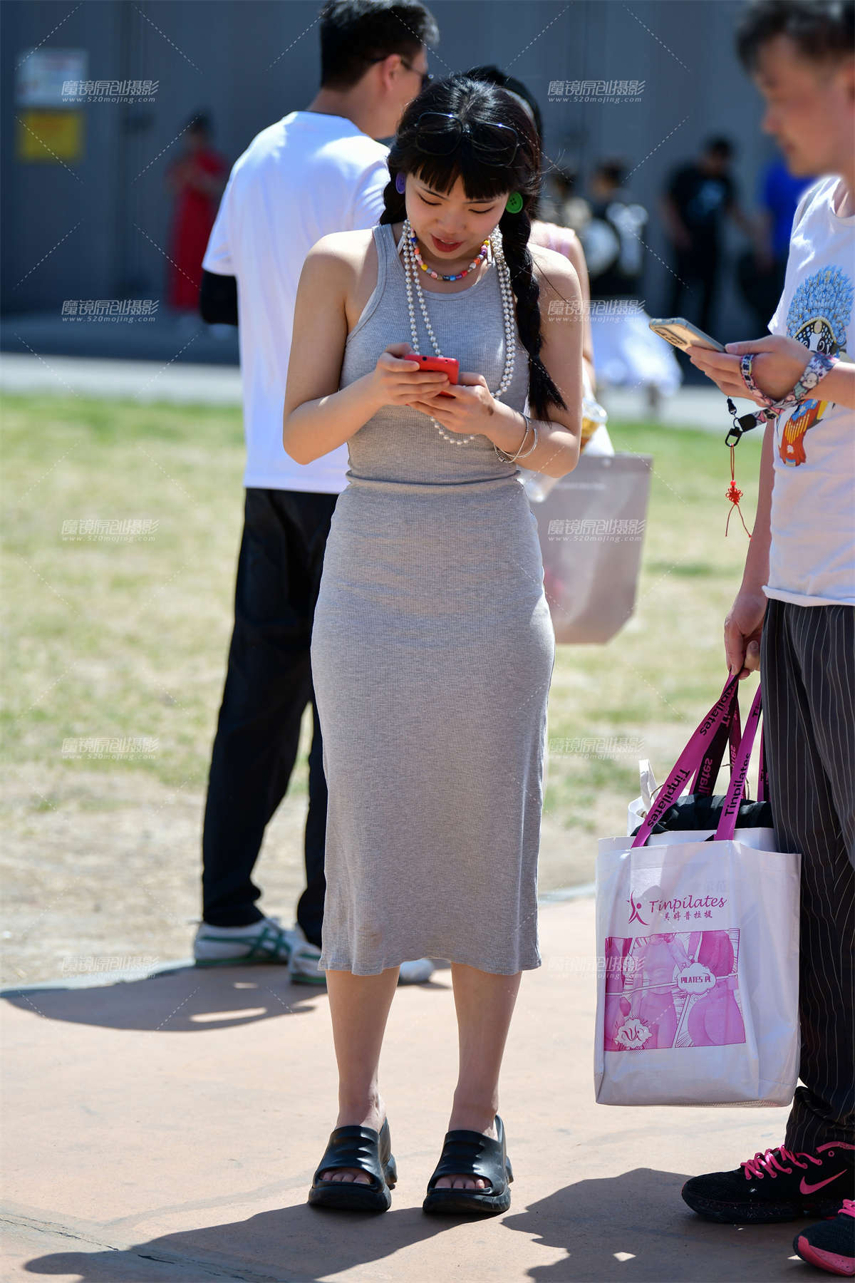 ★观战棉质长裙美女-日更街拍