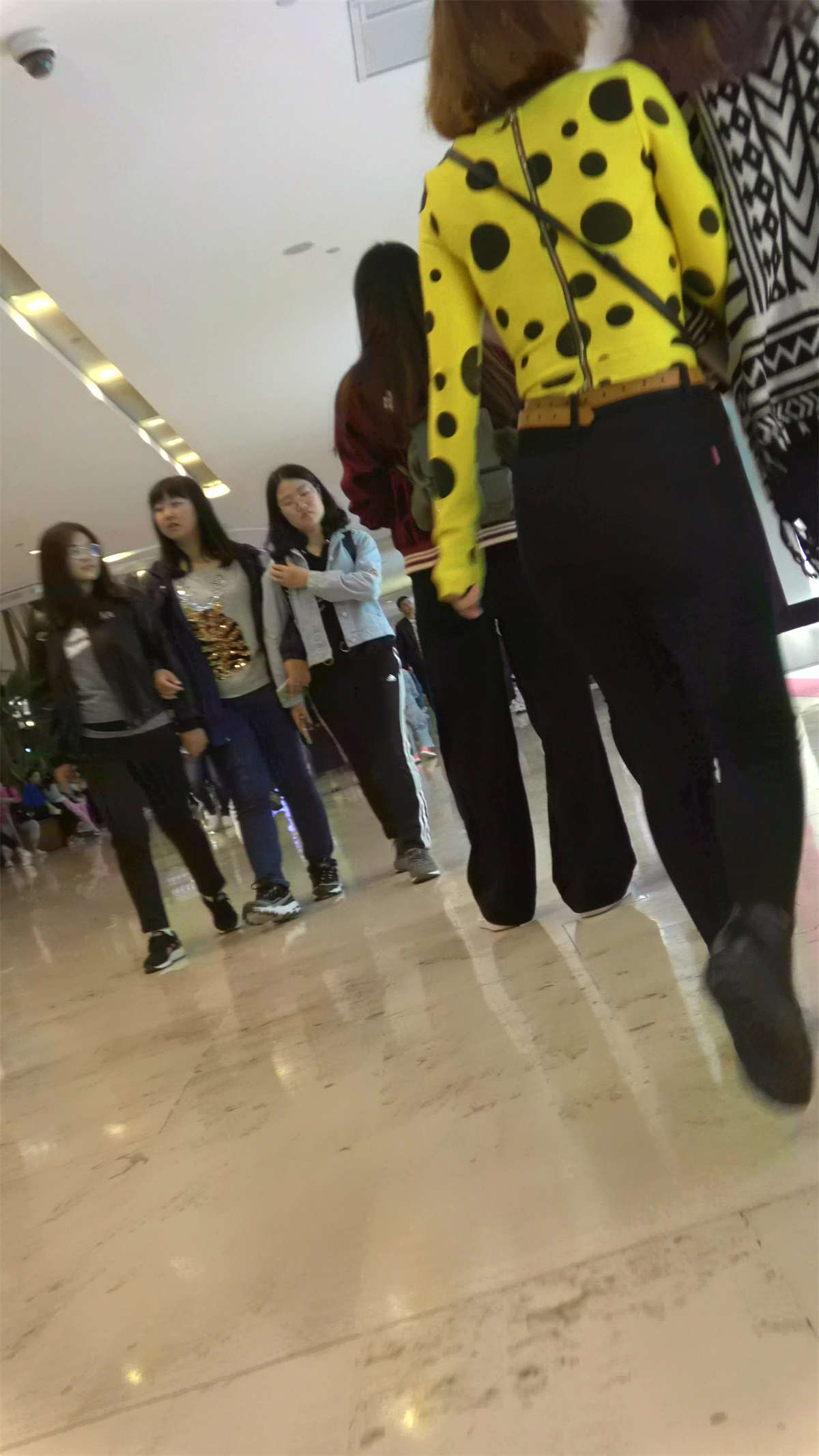 黑色紧身美女商场挑衣服-日更街拍