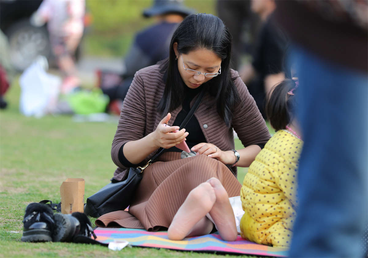 图片[2]-踏青公园街拍系列No.667 超薄无档长丝并非人人都可驾驭，这不，脚底抽丝了-日更街拍