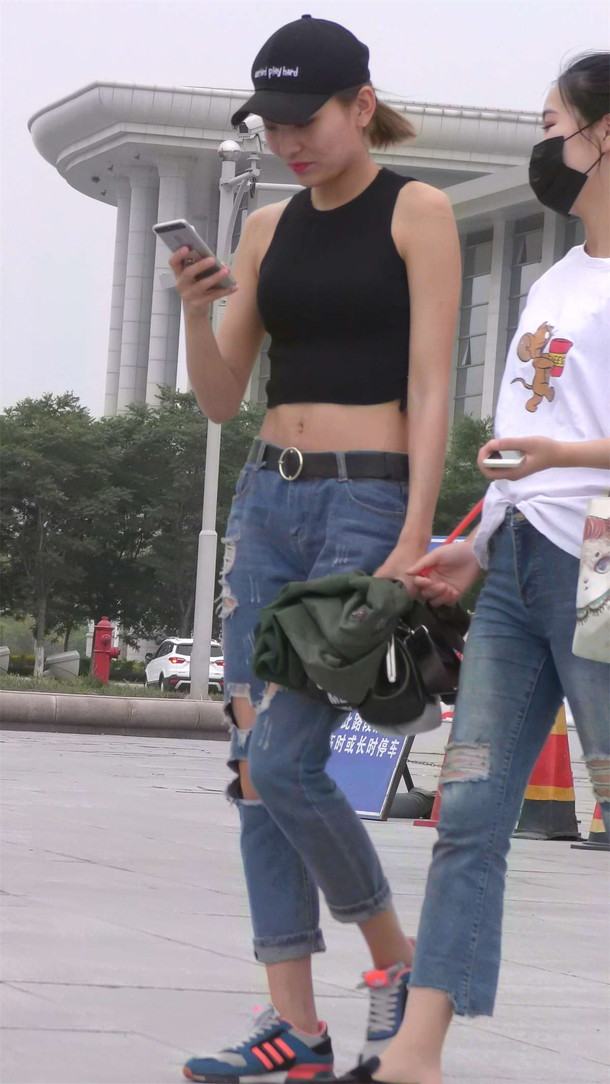 破洞牛仔露脐鸭舌帽小姐姐玩自拍-日更街拍