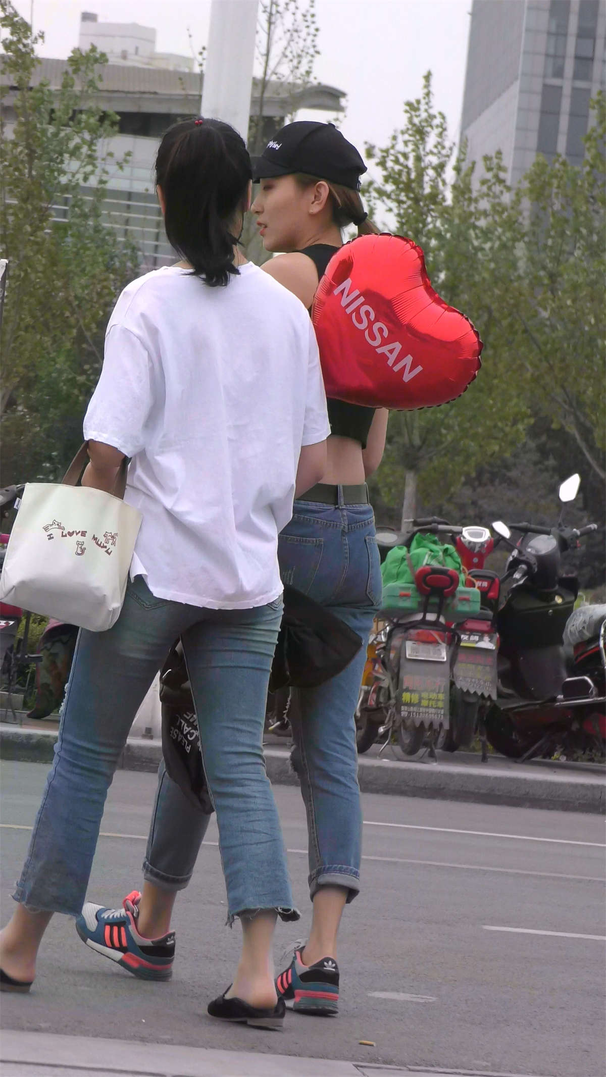 图片[2]-破洞牛仔露脐鸭舌帽小姐姐玩自拍-日更街拍