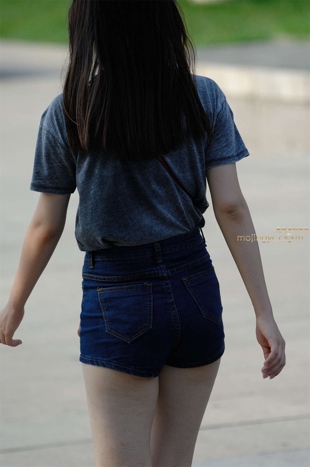 2016-10-11少妇迷人背影15张-日更街拍