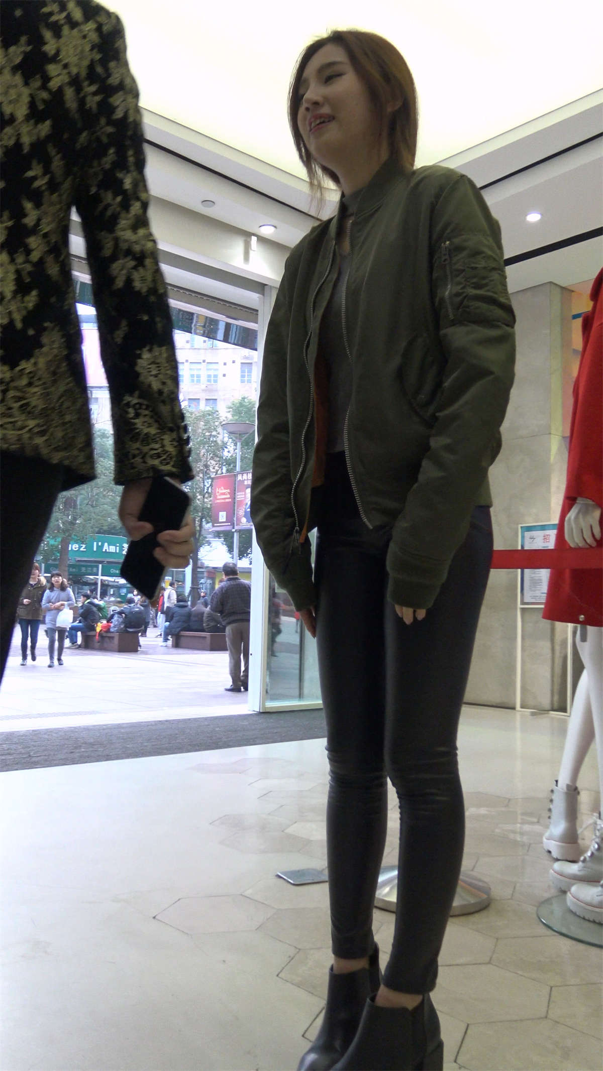 图片[2]-紧身皮裤美丽小姐姐买衣服-日更街拍