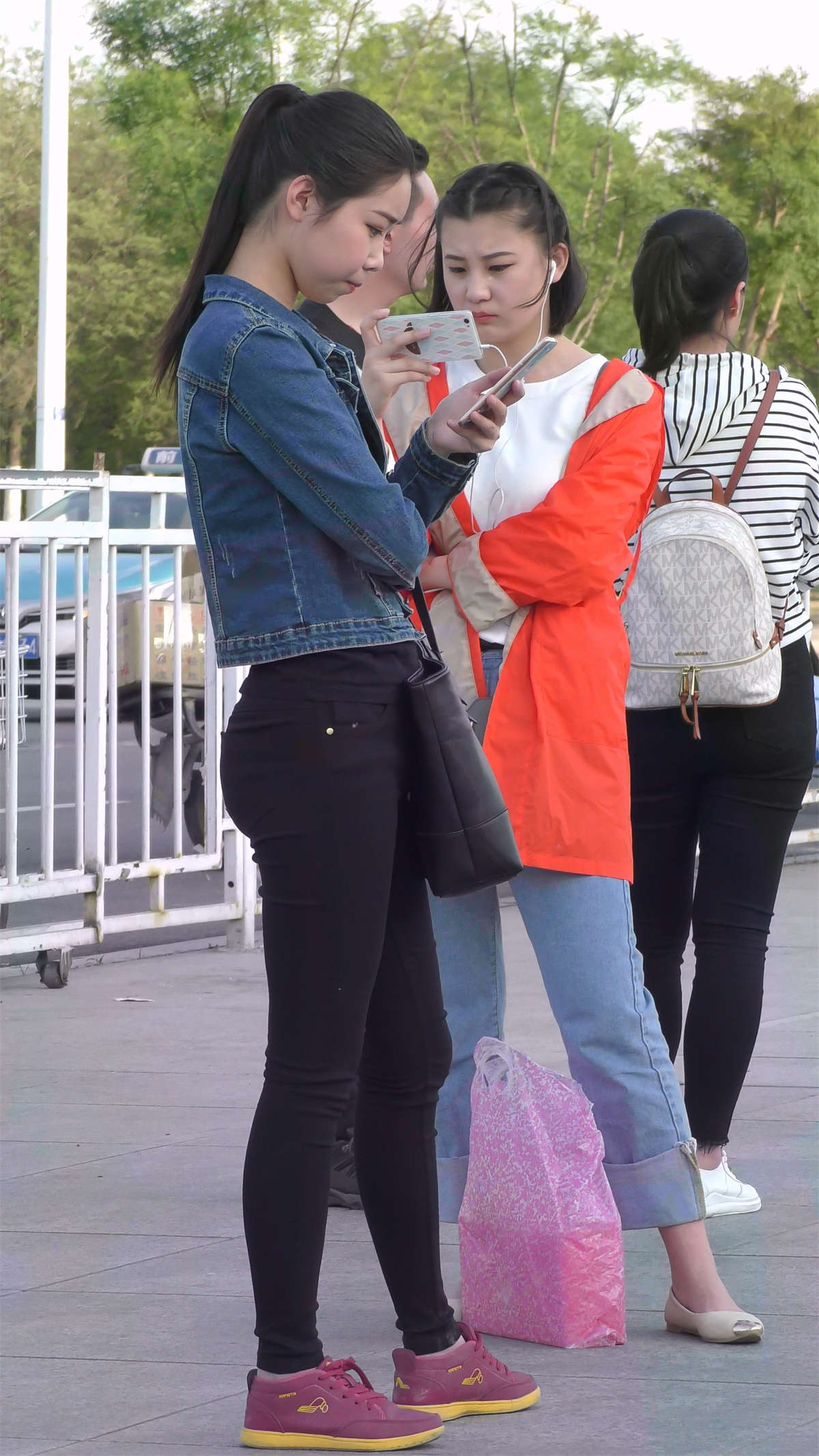 图片[2]-清纯白净马尾辫紧身裤美女-日更街拍