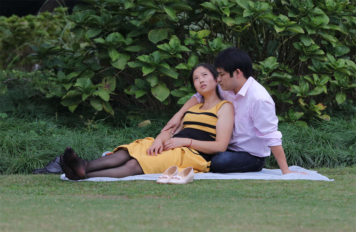 图片[2]-踏青公园街拍系列No.668 超赞长黑丝，冬日来临前的最后黑色风景-日更街拍