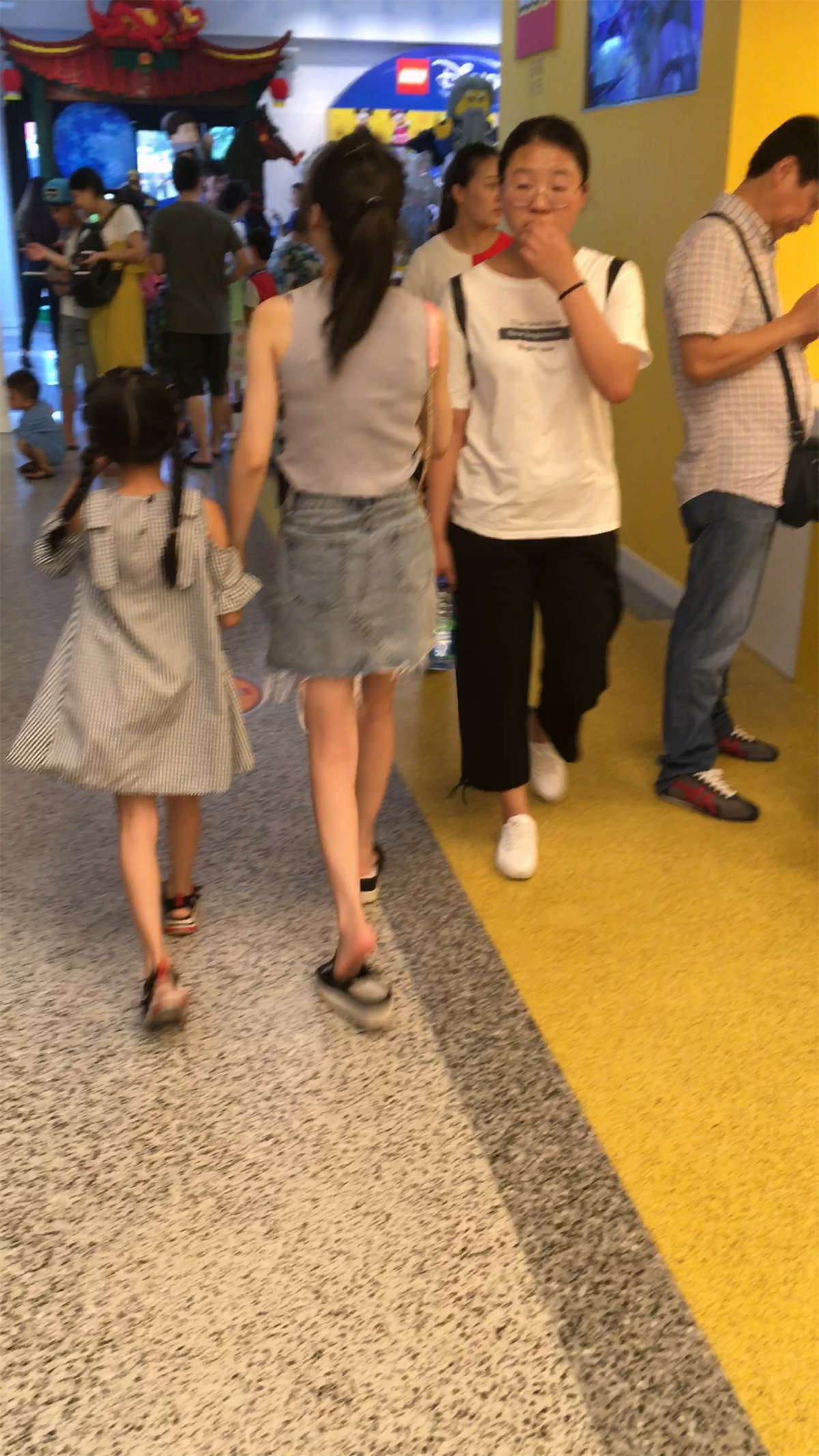 牛仔裙眼镜少妇带娃逛街-日更街拍