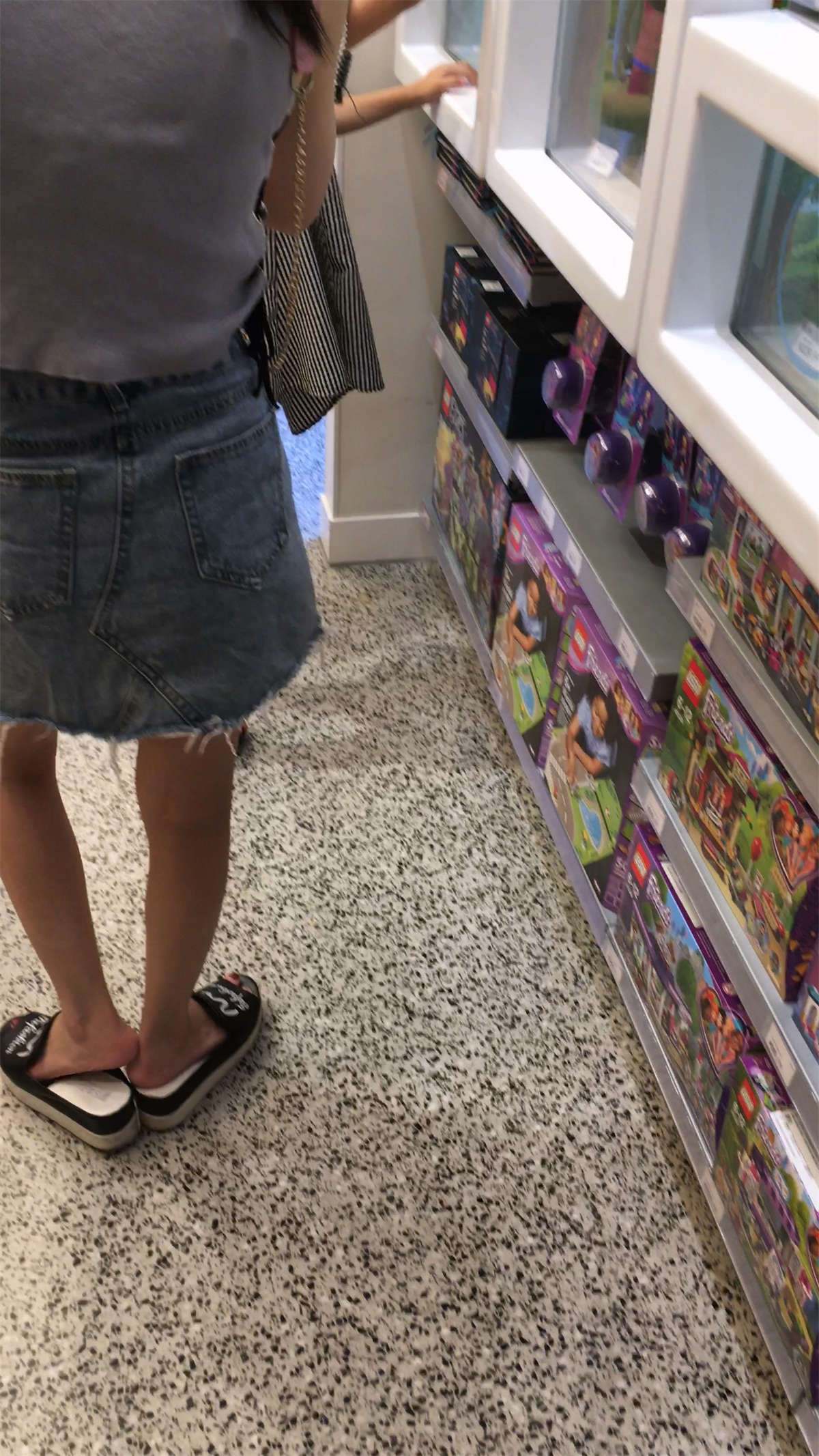 图片[2]-牛仔裙眼镜少妇带娃逛街-日更街拍