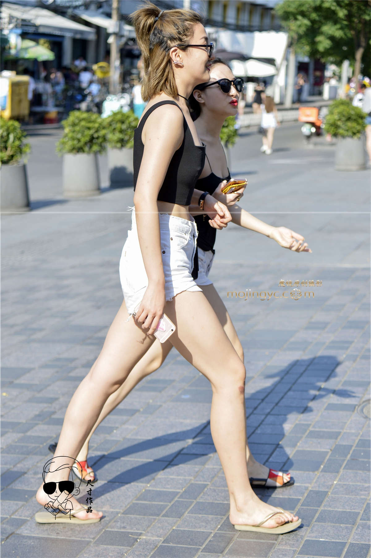 露胸露背俩美女边走边嬉戏(2016年10月23日14P)-日更街拍