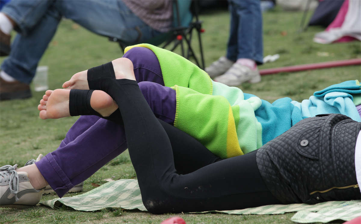 图片[2]-踏青公园街拍系列No.669 踩脚裤在高分美足面前是一道可直接忽略的浮云 第1套-日更街拍