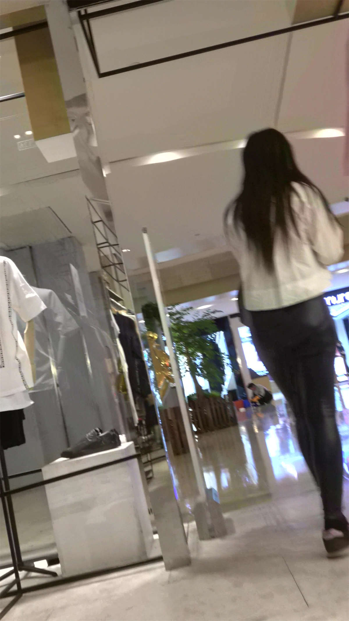白衬衫紧身皮裤美眉三角区很鼓-日更街拍