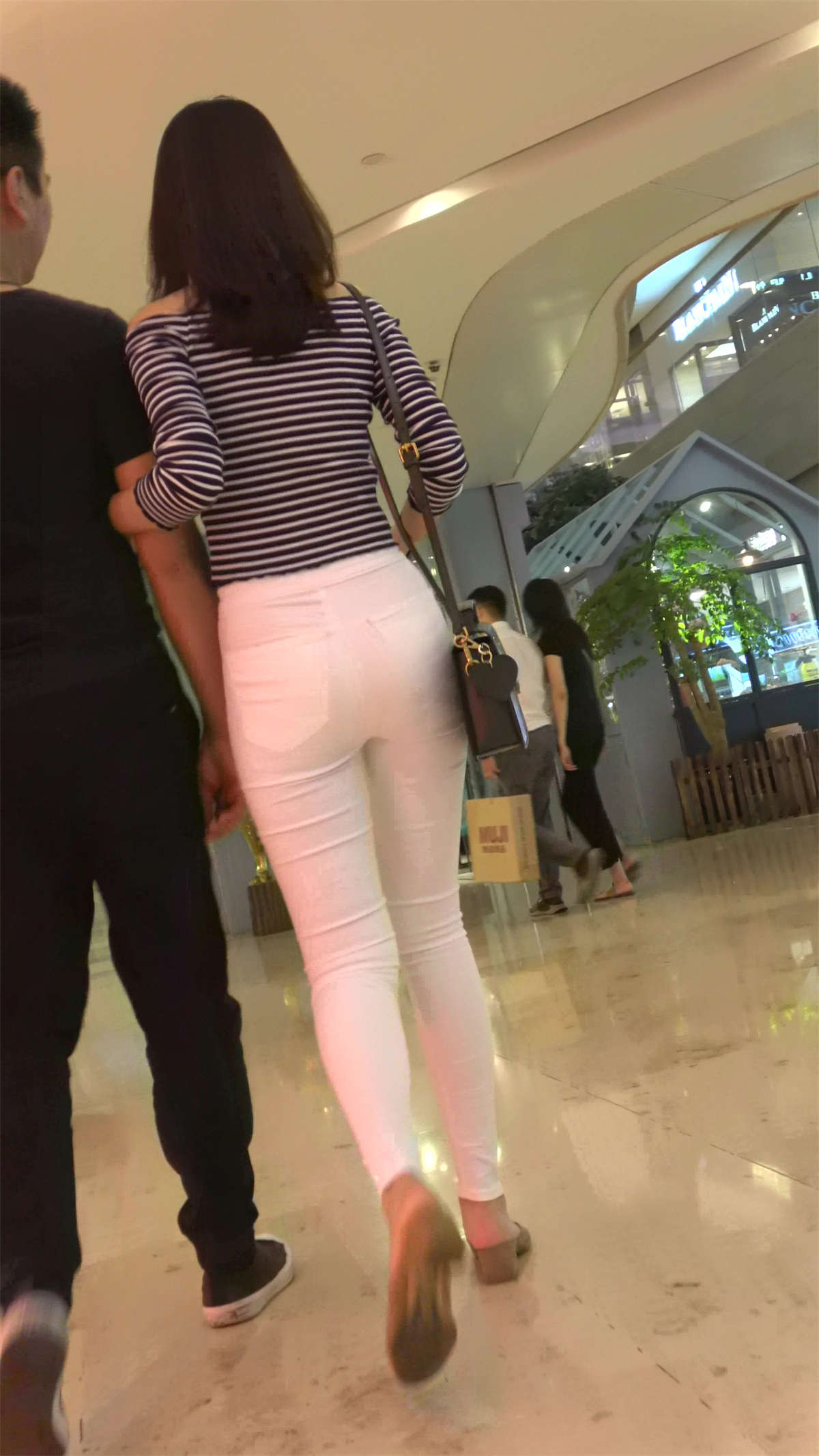 好身材条纹T恤衫街拍紧身白裤美女-日更街拍