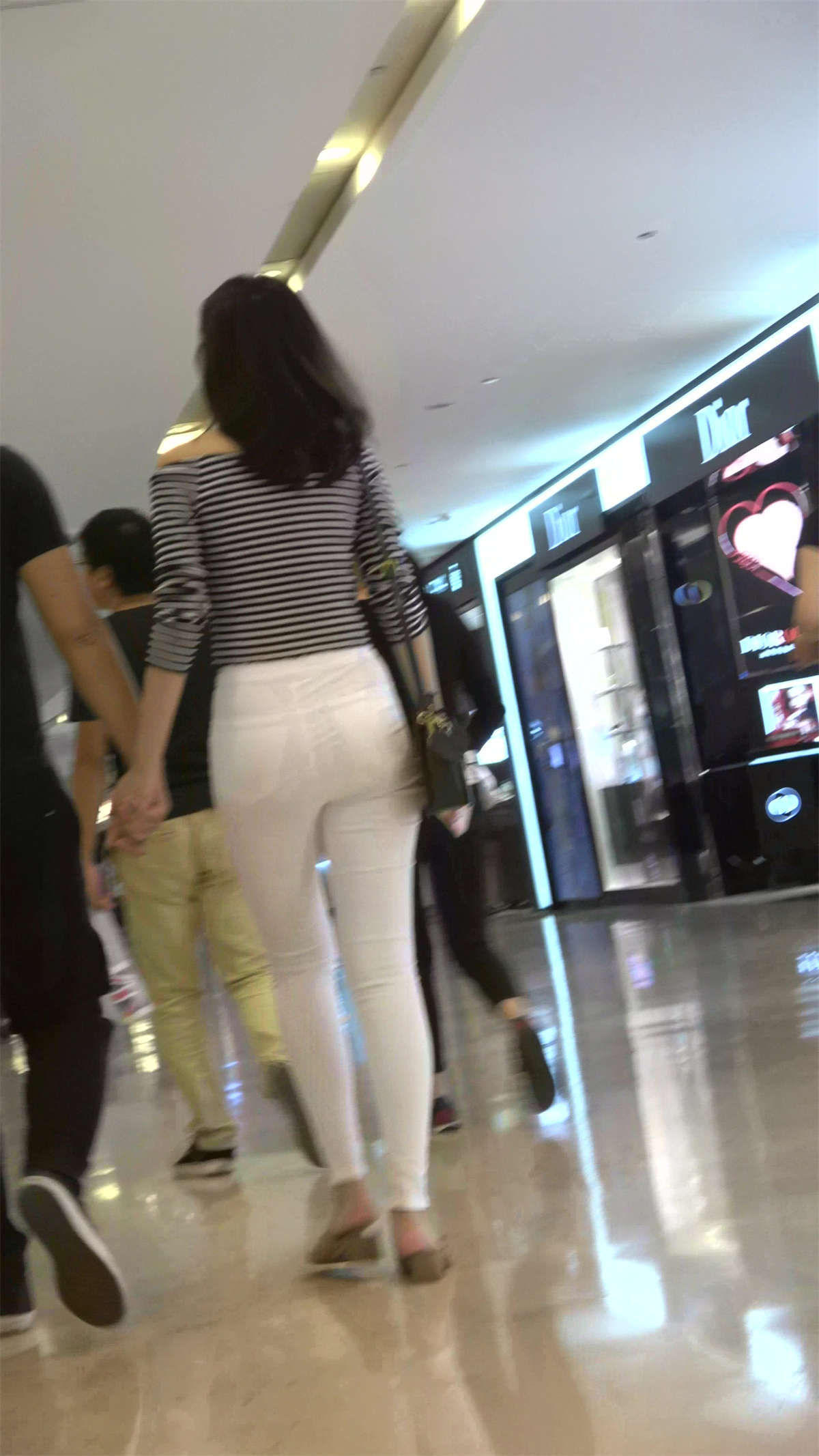 图片[2]-好身材条纹T恤衫街拍紧身白裤美女-日更街拍