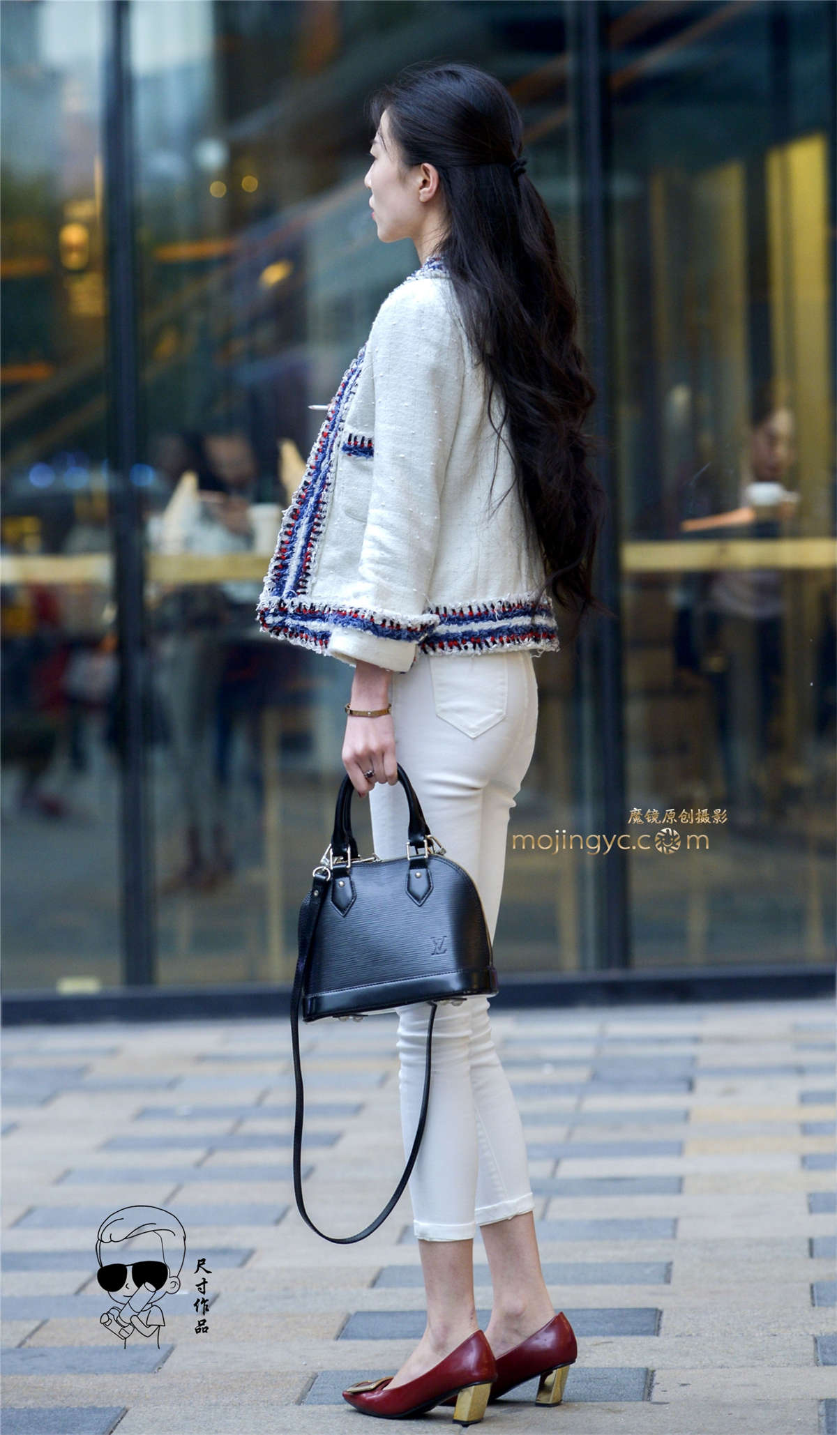 美丽身材的白衣美女-日更街拍