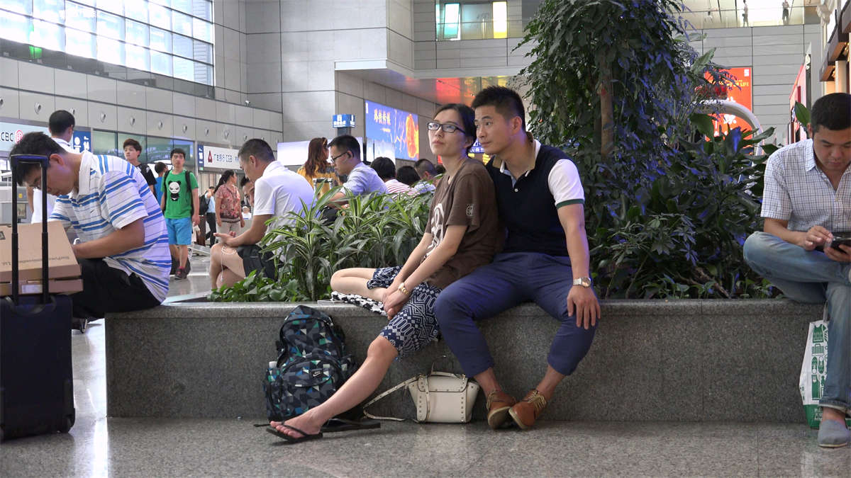 素颜出镜的女孩带着眼镜，长相干净，一双脚挺调皮地拿上拿下-日更街拍