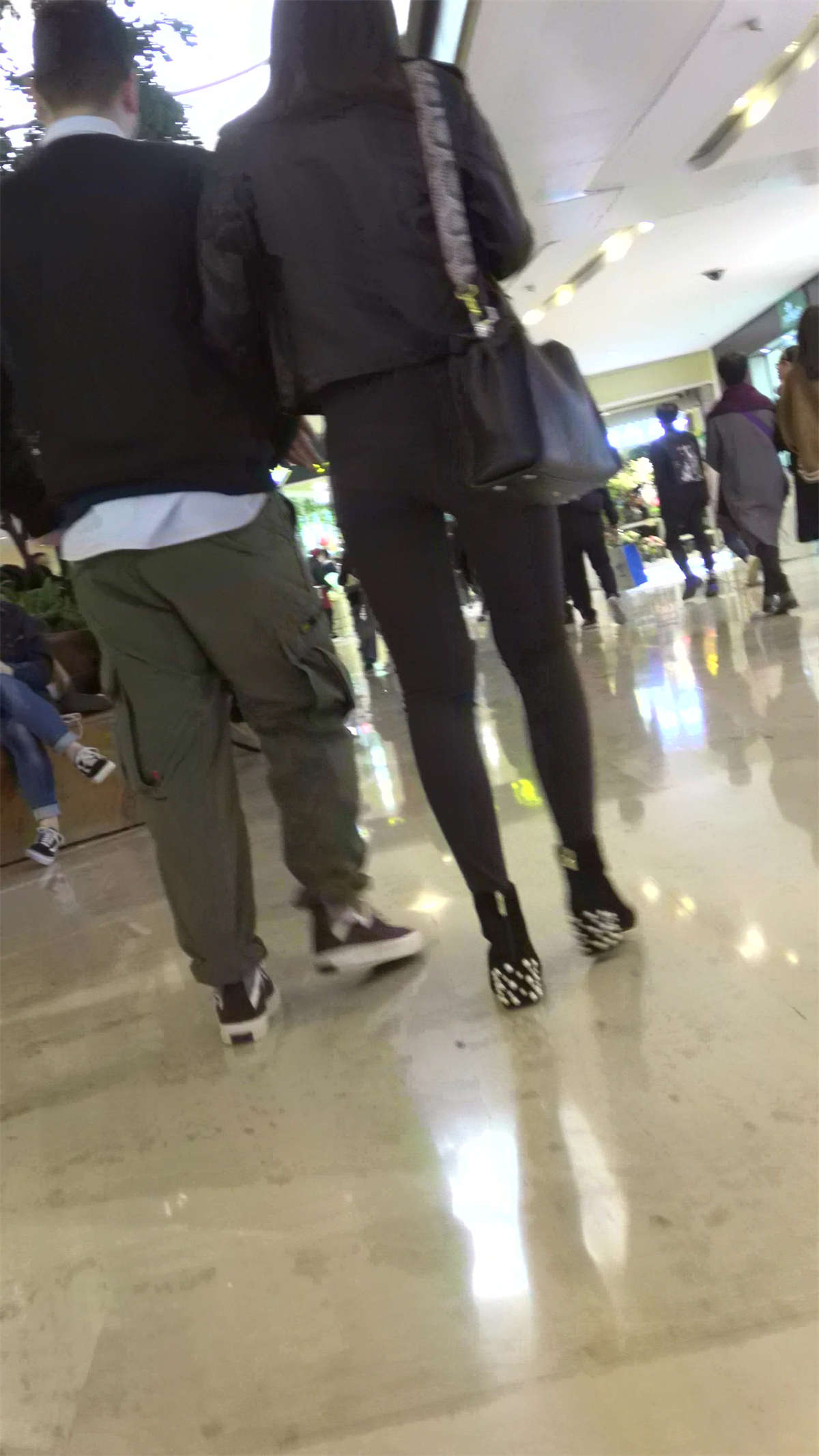 图片[2]-商场偶遇黑衣黑裤气质美女-日更街拍