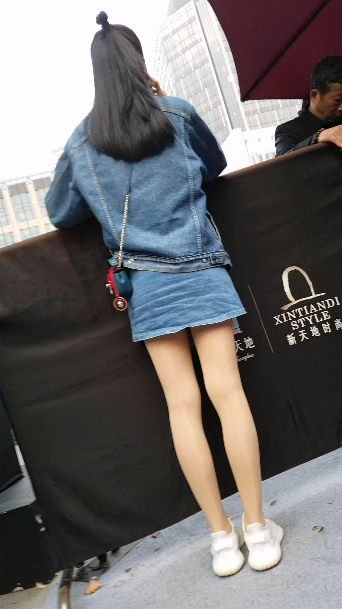 丝袜美腿牛仔裙好身材高颜值小姐姐-日更街拍