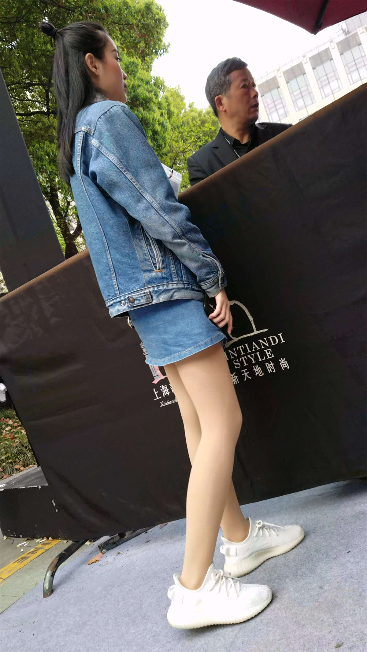 图片[2]-丝袜美腿牛仔裙好身材高颜值小姐姐-日更街拍