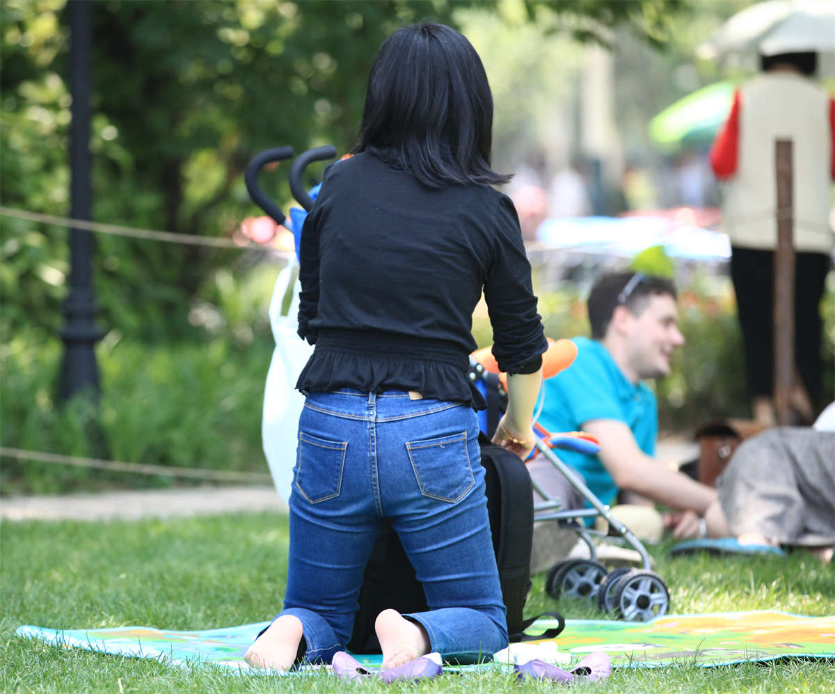 图片[2]-踏青公园街拍系列No.156 灰丝少妇，动作不多就靠丝薄取胜-日更街拍