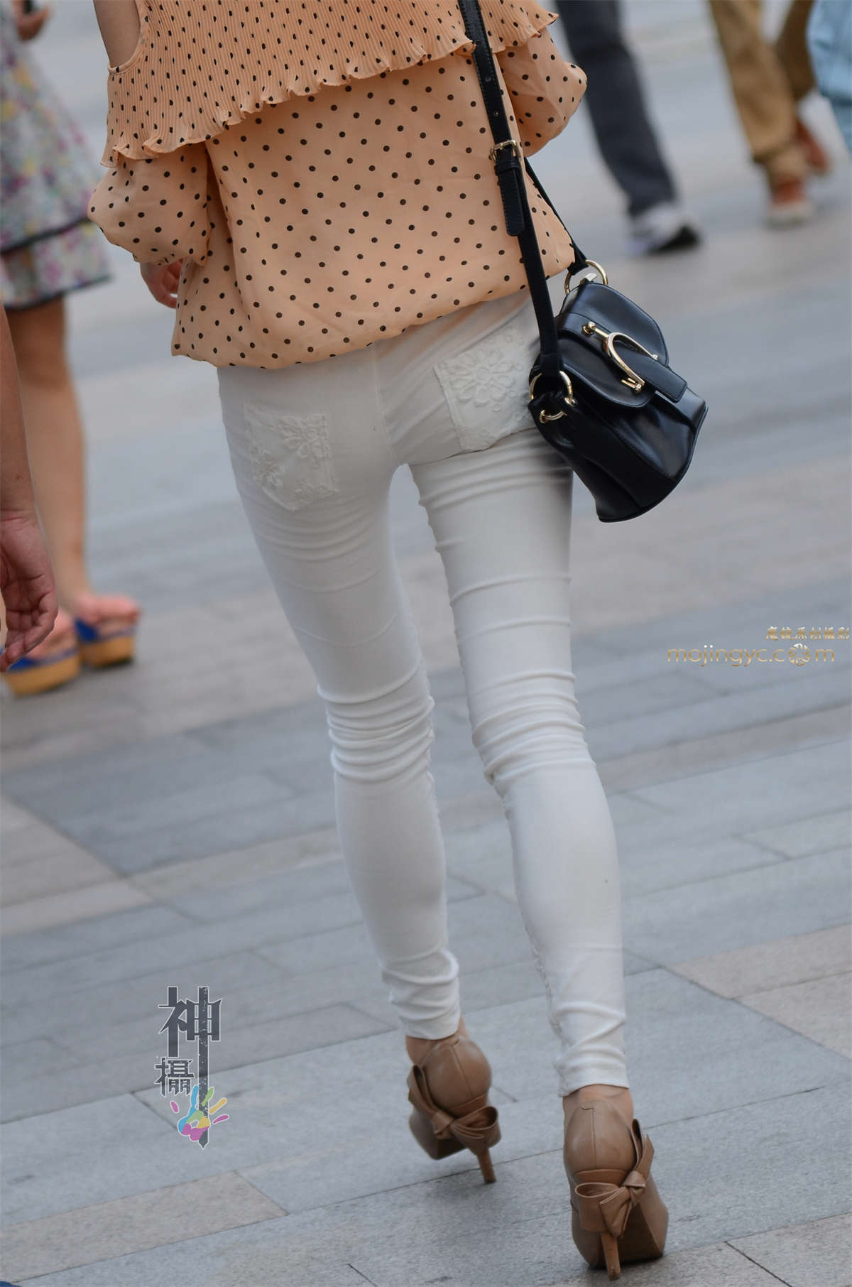 图片[2]-【神摄手原创】紧身白裤（16P）-日更街拍