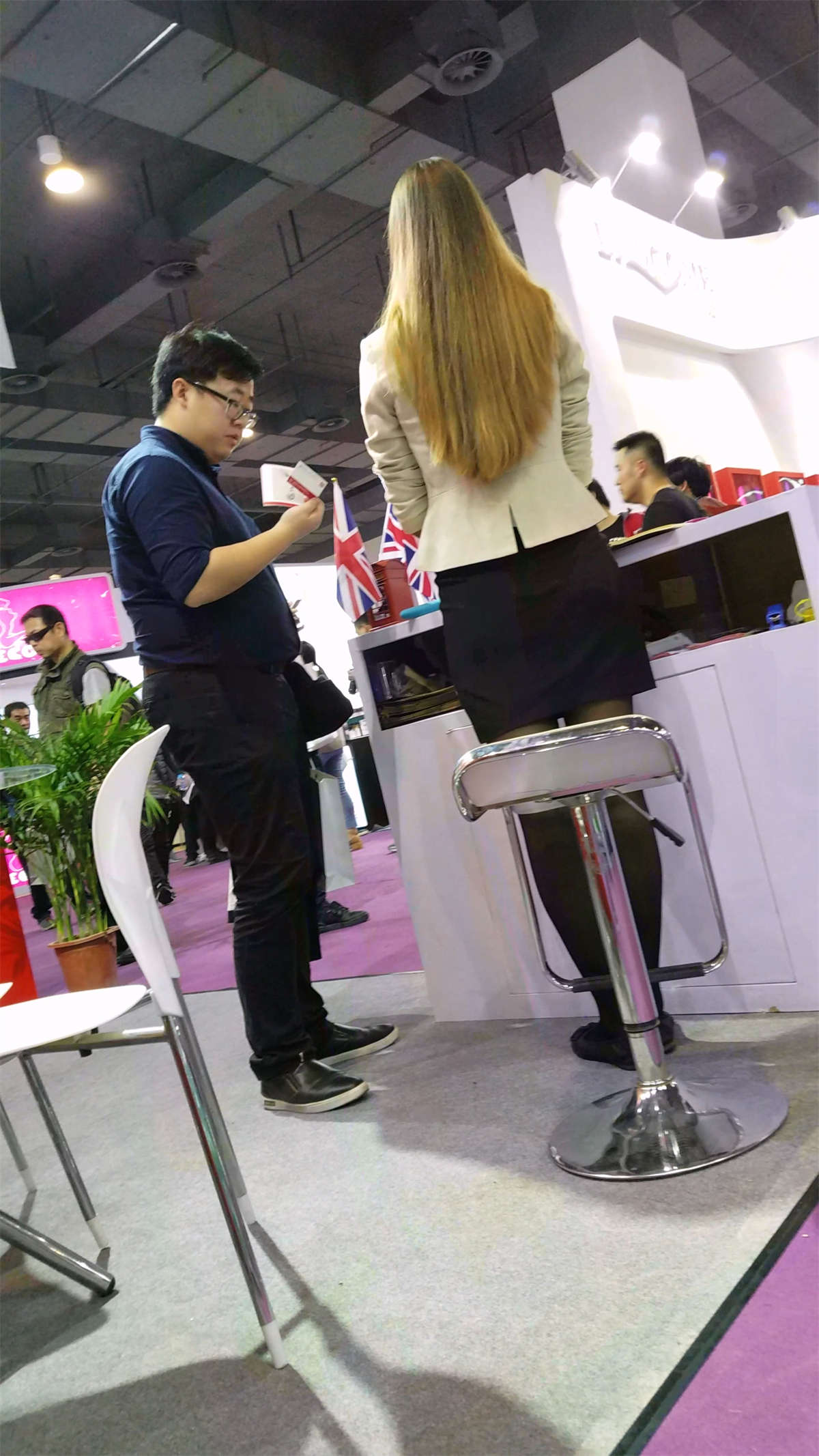 图片[2]-气质黑丝制服大长腿美眉-日更街拍