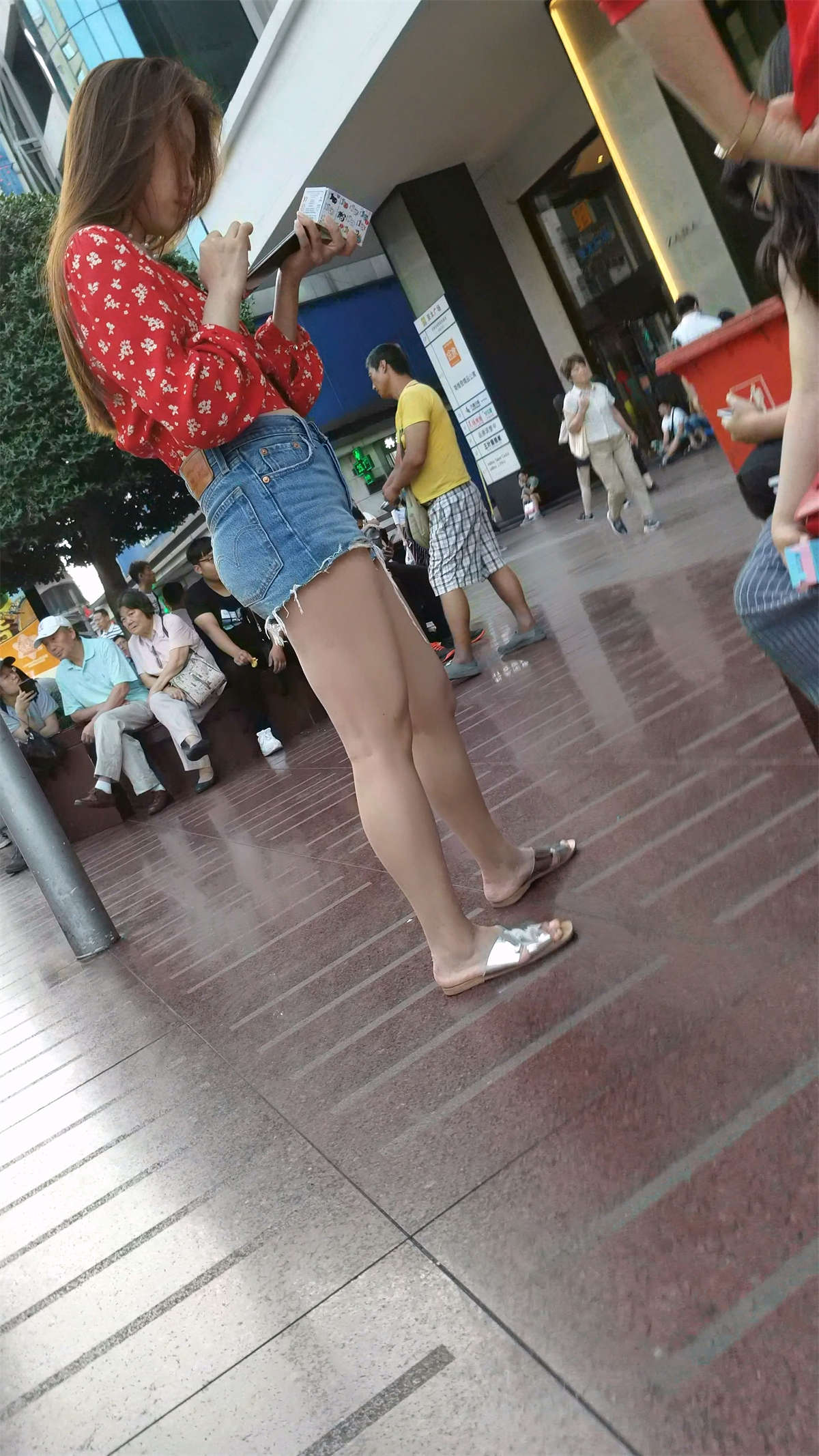 高腰牛仔热裤漂亮小姐姐-日更街拍
