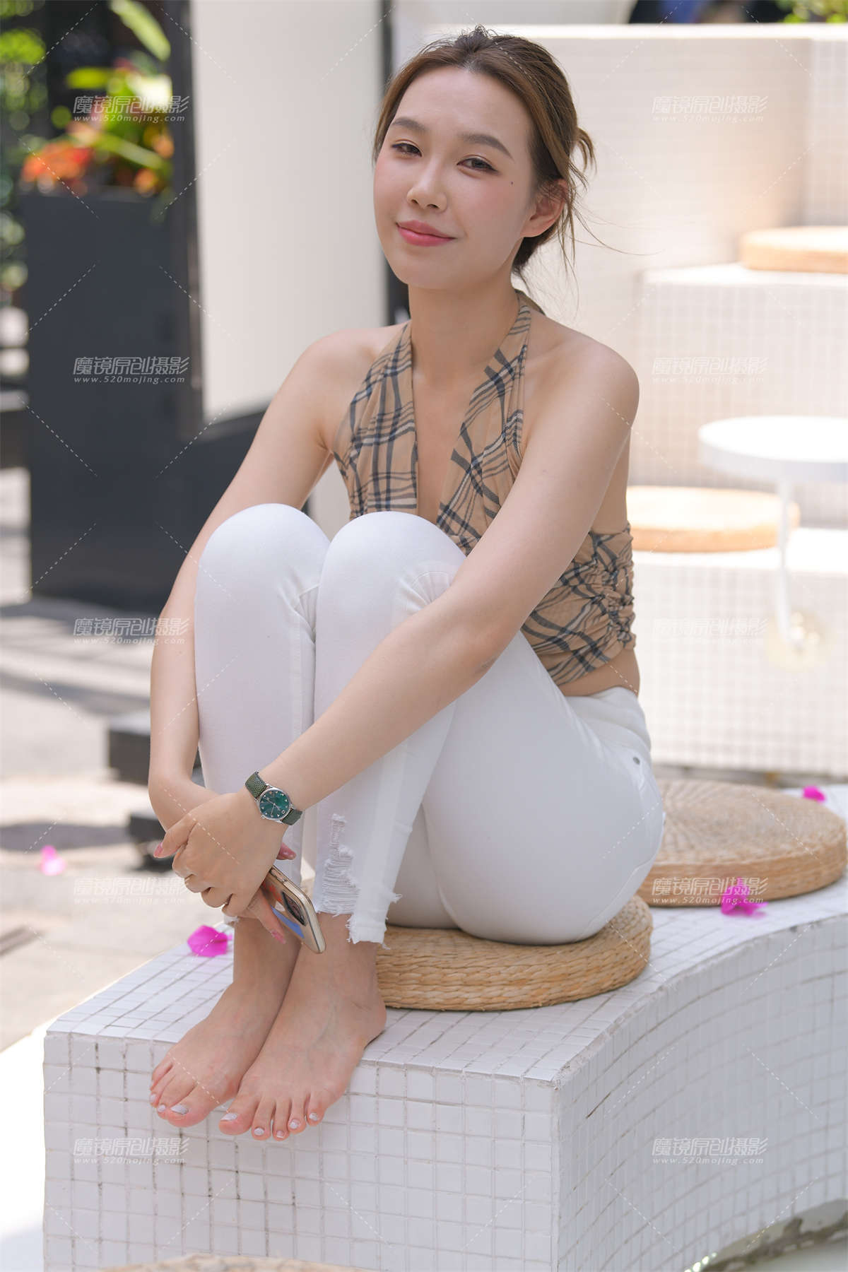 图片[2]-紧身白裤女孩-日更街拍