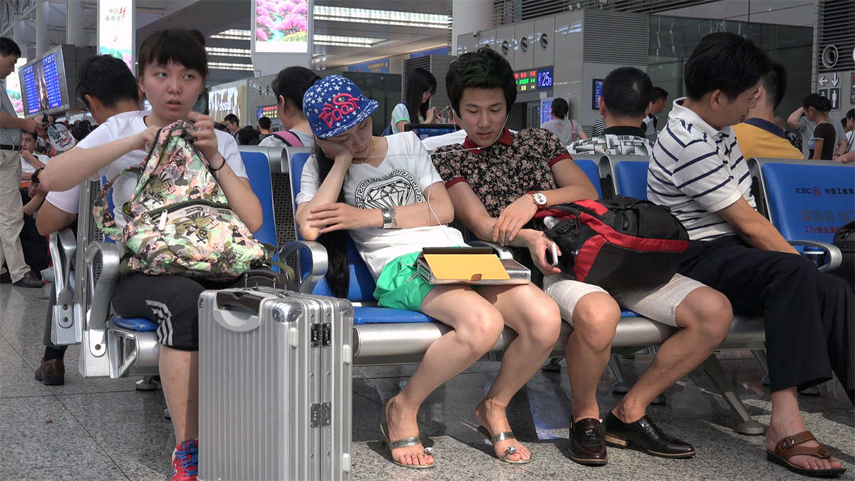 只有在开学季才能看到的靓女嫩足-日更街拍