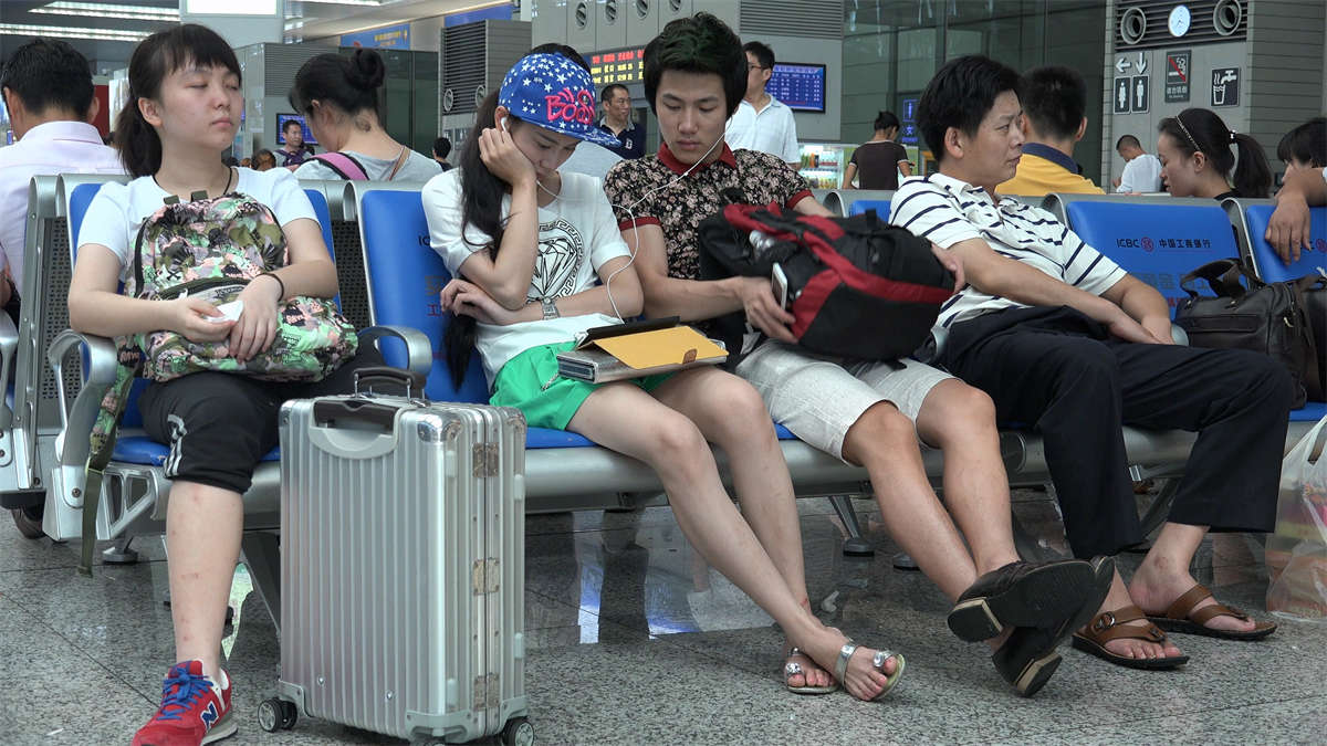 图片[2]-只有在开学季才能看到的靓女嫩足-日更街拍