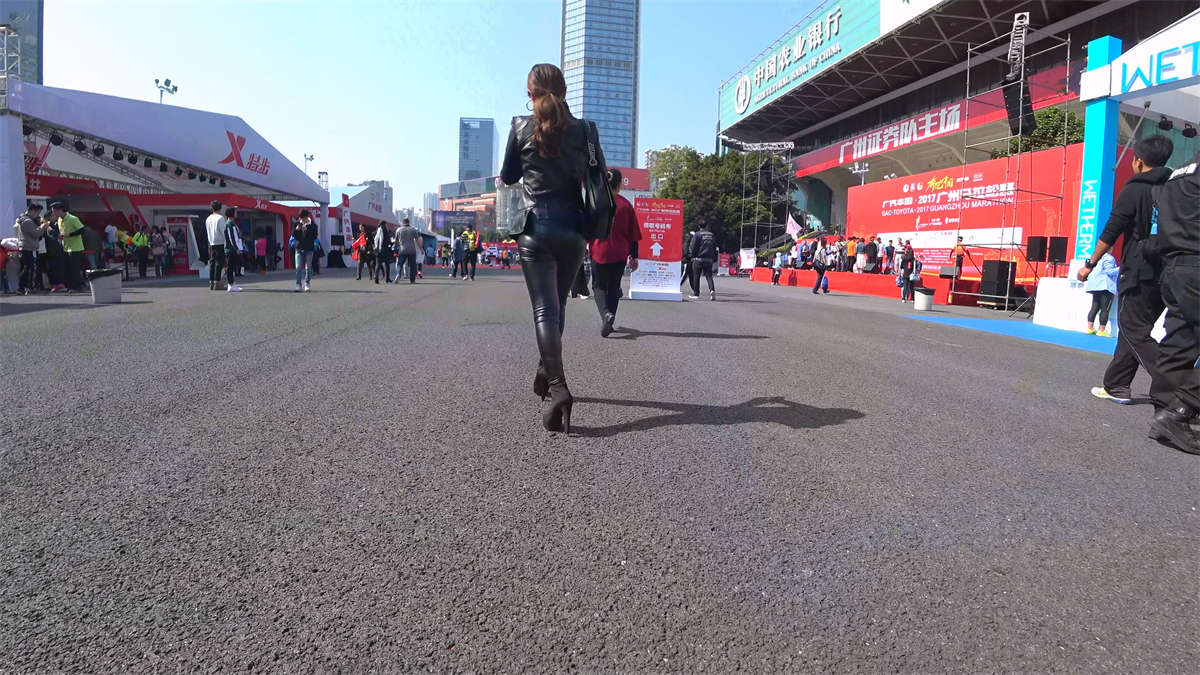 图片[2]-性感的紧身皮裤皮衣风韵少妇-日更街拍