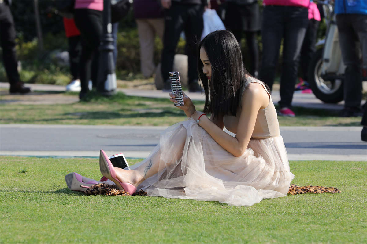 图片[2]-踏青公园街拍系列No.674 长裙美少女脱下细高跟 第1套-日更街拍