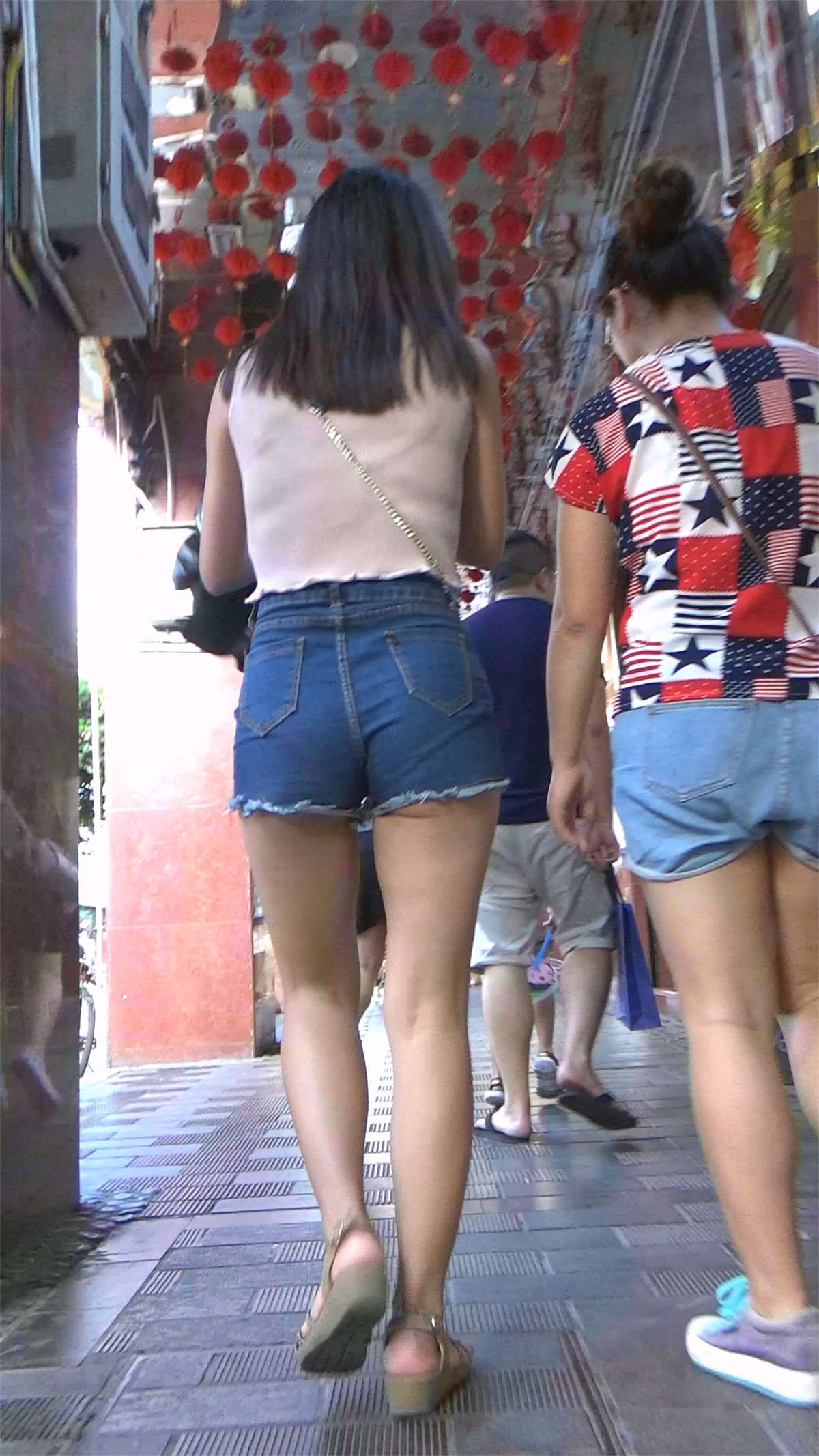 图片[2]-高腰牛仔热裤性感美女-日更街拍